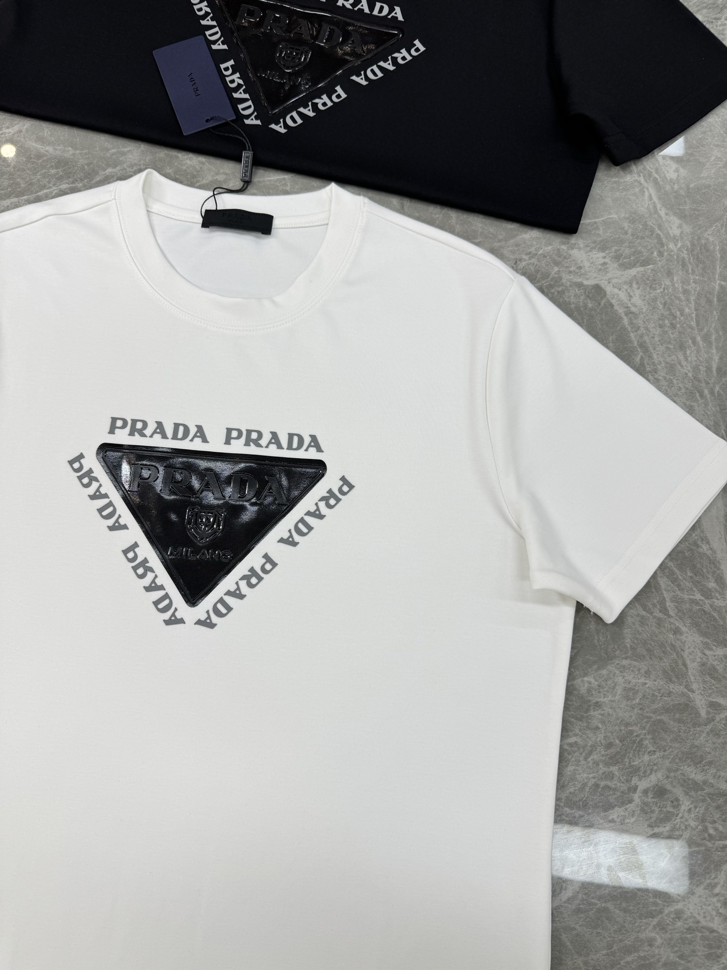 Prada普拉达新款莫代尔T恤.甄选超优质300g莫代尔棉面料.柔软有手感.穿着舒适又保暖。胸前高温烫画
