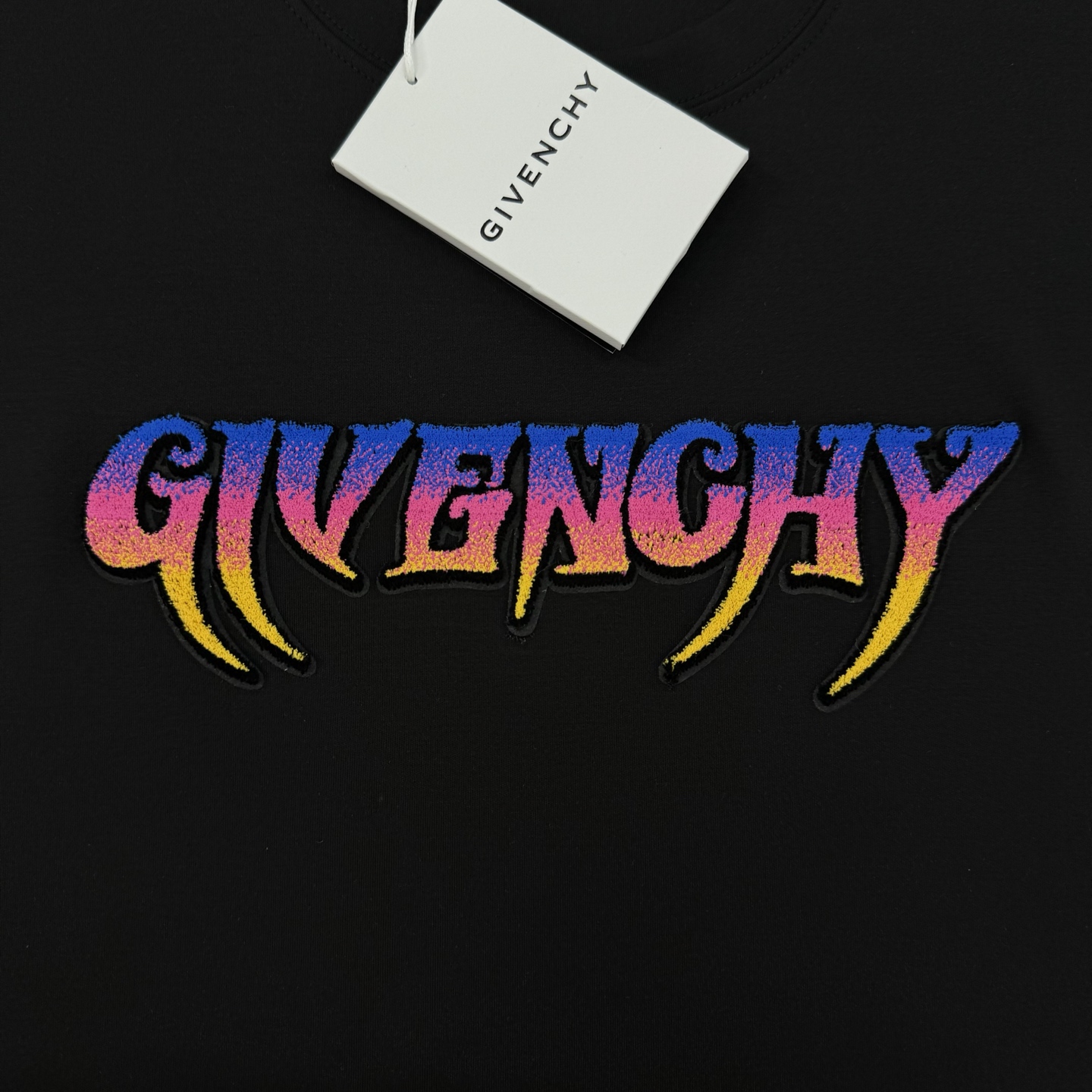 Givenchy纪梵希新款莫代尔T恤.街头潮流风，主打个性穿搭。优选300g软糯莫代尔棉面料，透气舒适，
