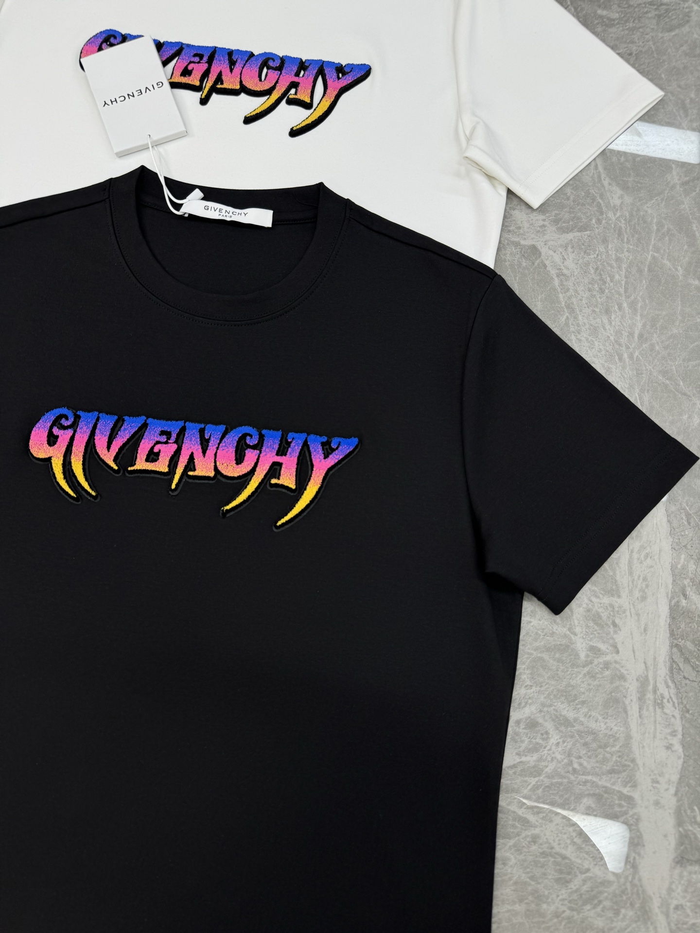 Givenchy纪梵希新款莫代尔T恤.街头潮流风，主打个性穿搭。优选300g软糯莫代尔棉面料，透气舒适，