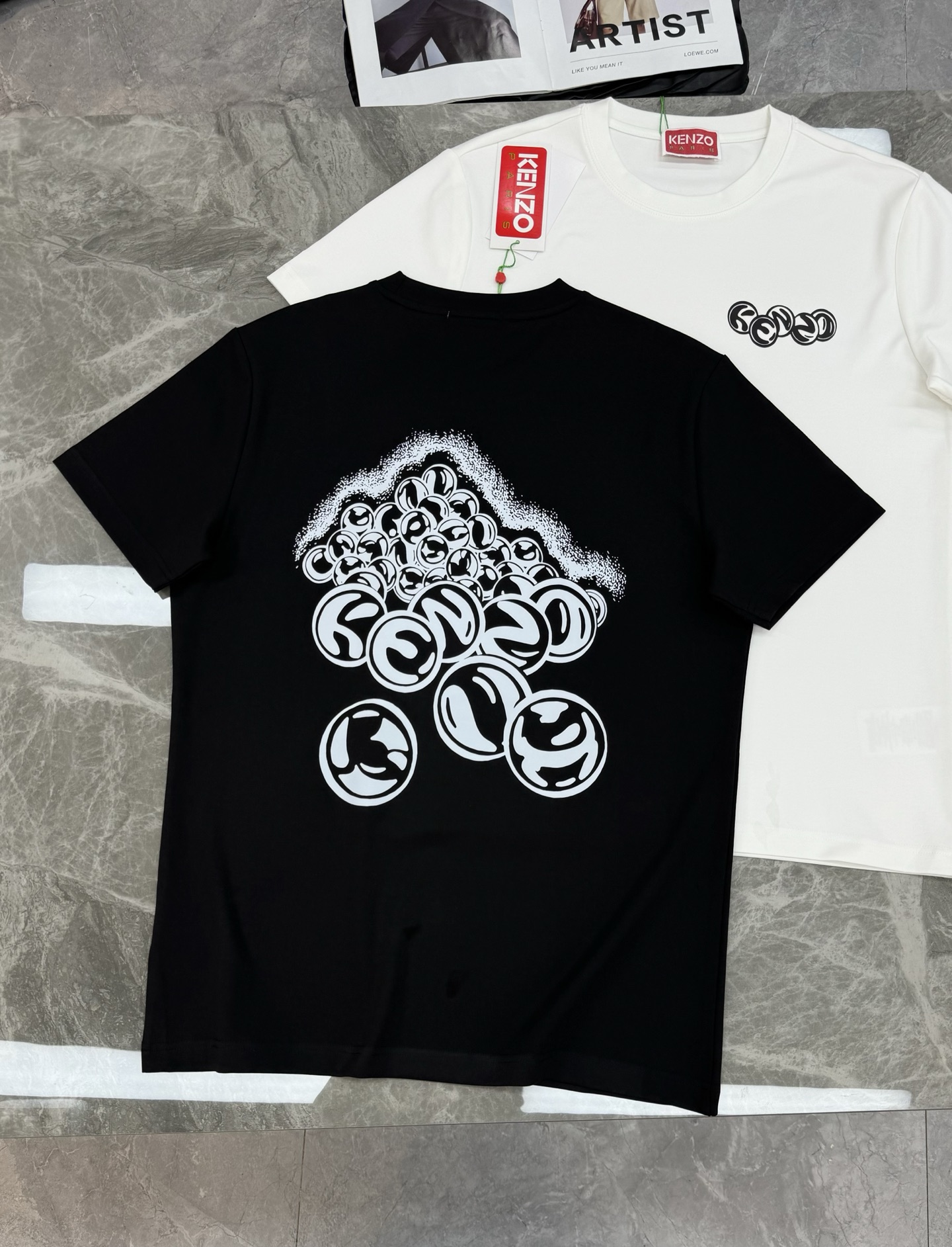 Kenzo x Smiley联名T恤，莫代尔面料纯棉材质，穿着舒适透气。正面Smiley图案叠加Kenz