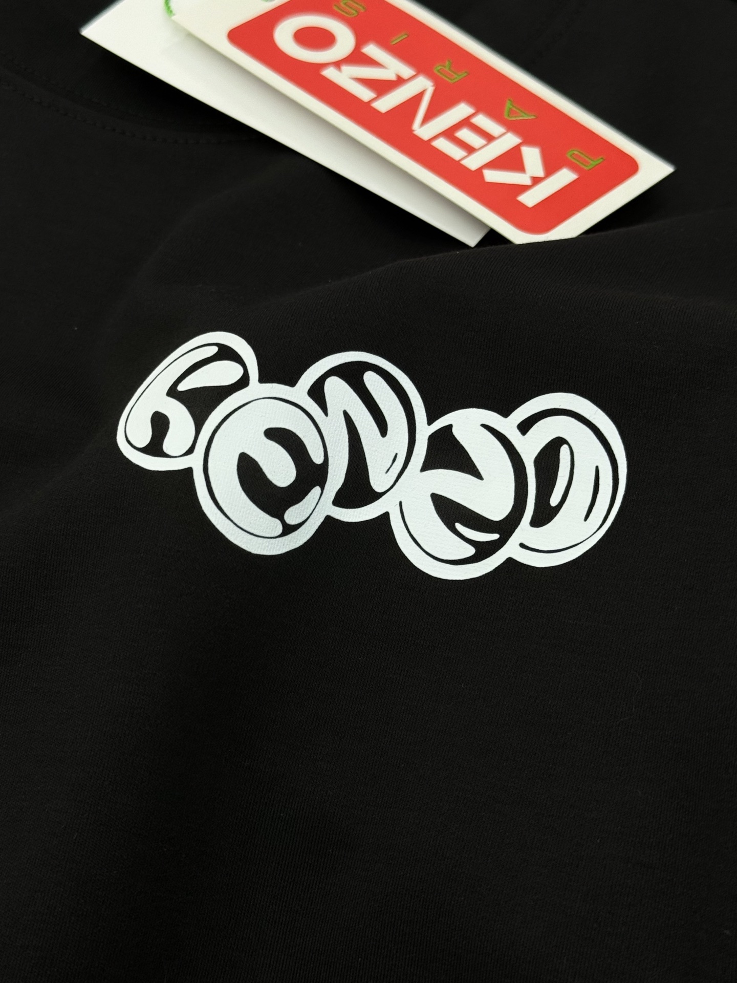 Kenzo x Smiley联名T恤，莫代尔面料纯棉材质，穿着舒适透气。正面Smiley图案叠加Kenz