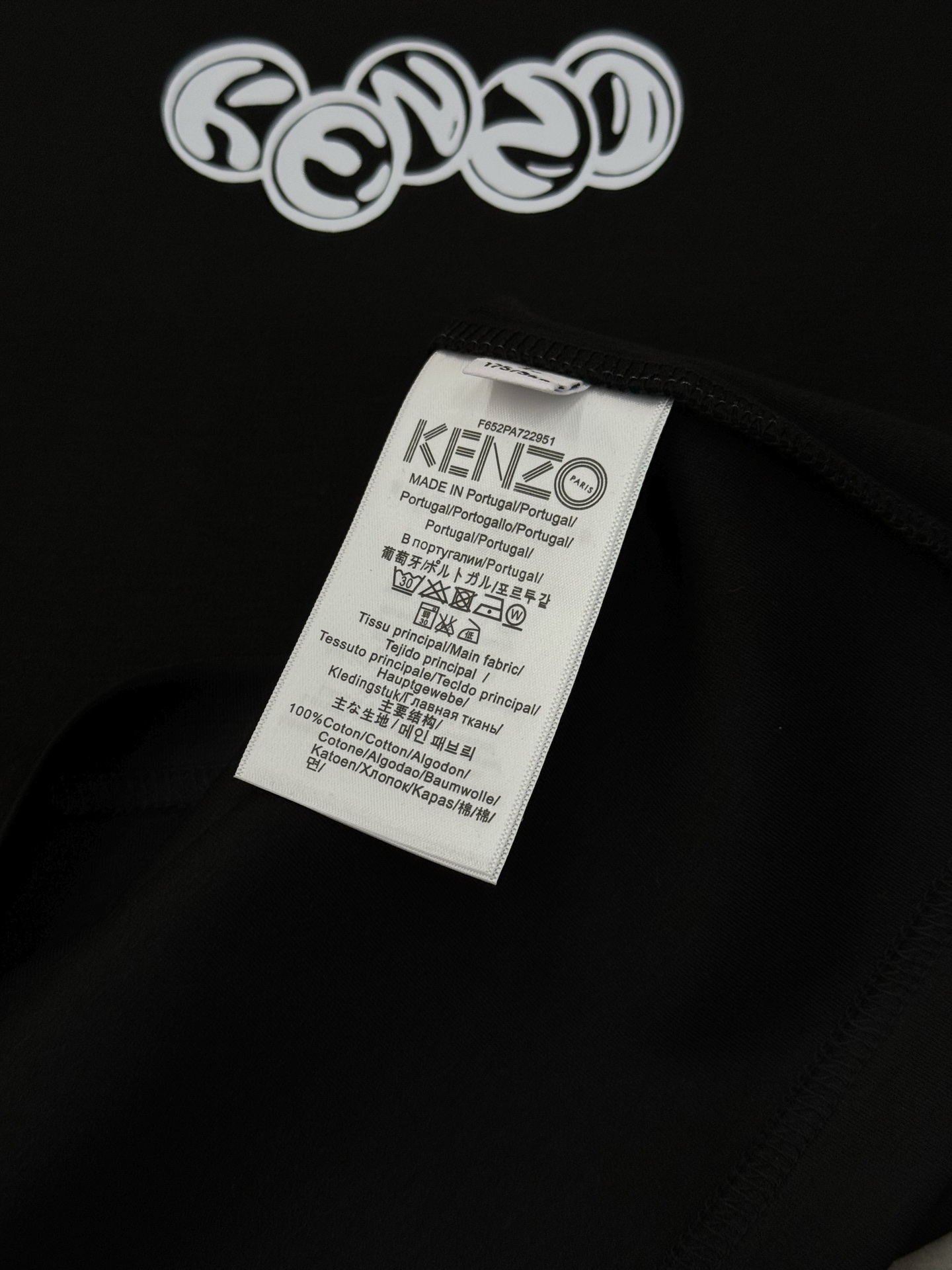 Kenzo x Smiley联名T恤，莫代尔面料纯棉材质，穿着舒适透气。正面Smiley图案叠加Kenz