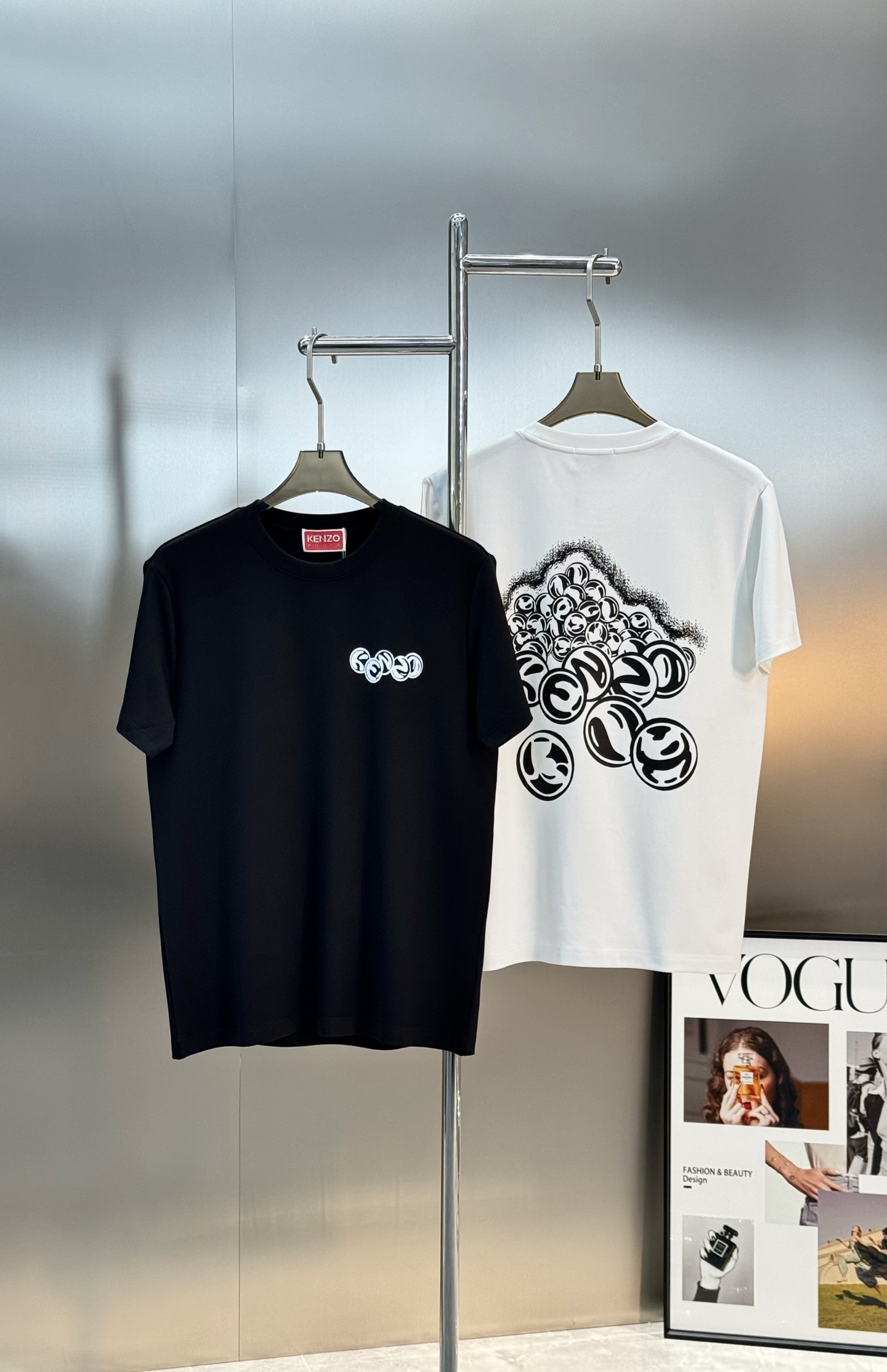 Kenzo x Smiley联名T恤，莫代尔面料纯棉材质，穿着舒适透气。正面Smiley图案叠加Kenz