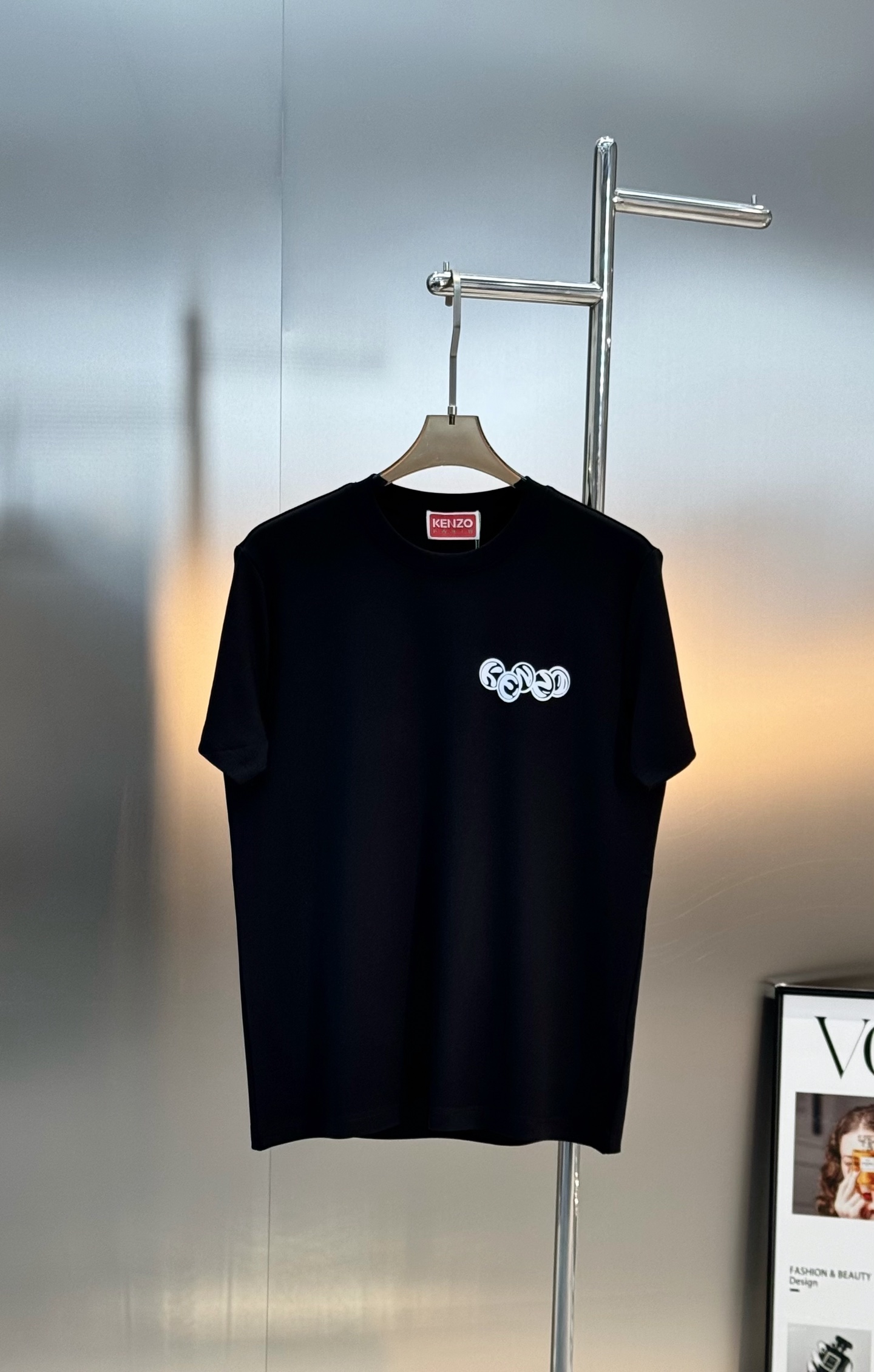 Kenzo x Smiley联名T恤，莫代尔面料纯棉材质，穿着舒适透气。正面Smiley图案叠加Kenz
