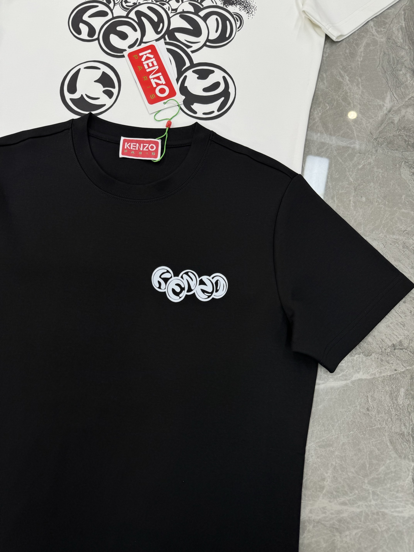 Kenzo x Smiley联名T恤，莫代尔面料纯棉材质，穿着舒适透气。正面Smiley图案叠加Kenz