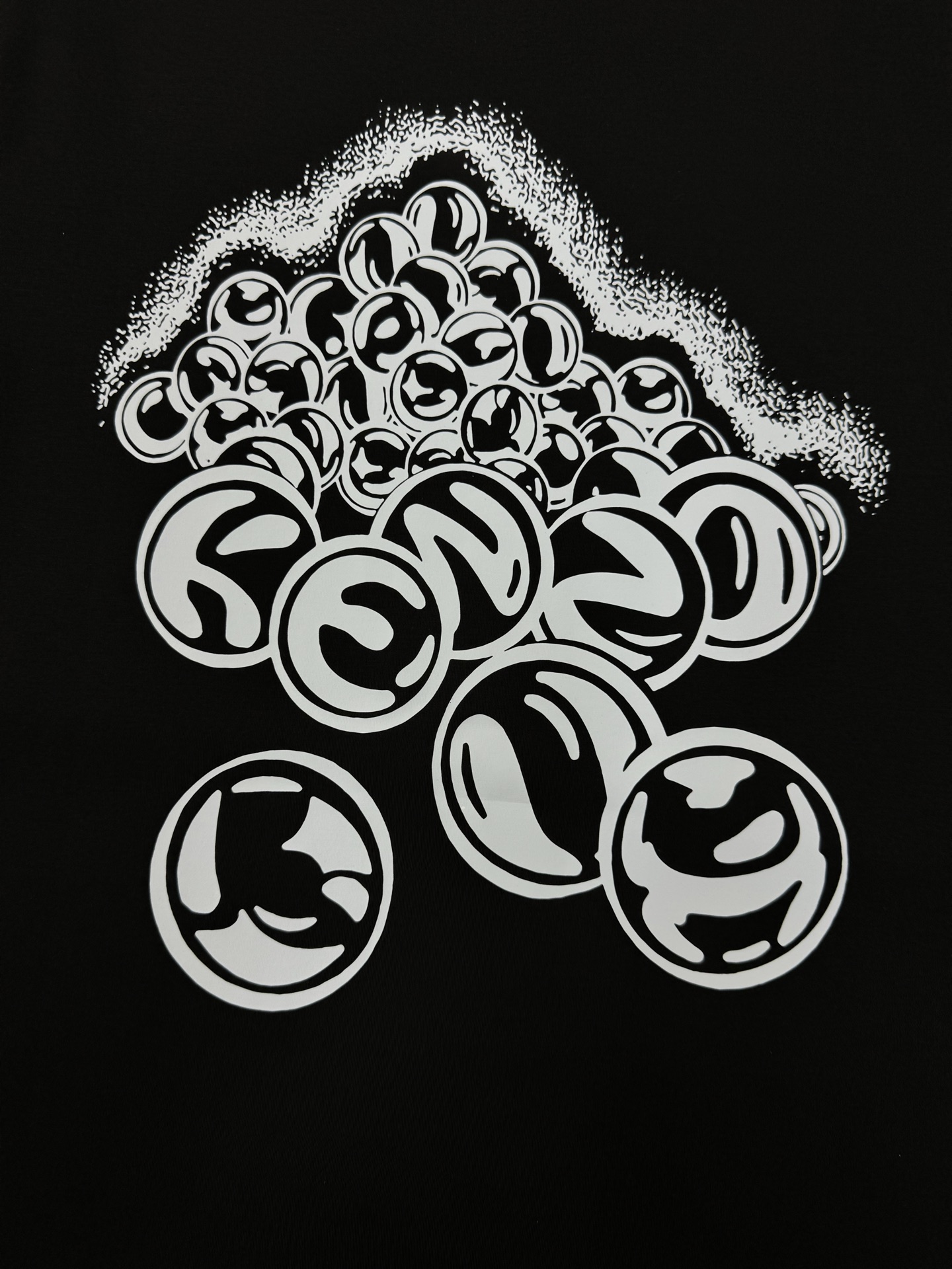 Kenzo x Smiley联名T恤，莫代尔面料纯棉材质，穿着舒适透气。正面Smiley图案叠加Kenz
