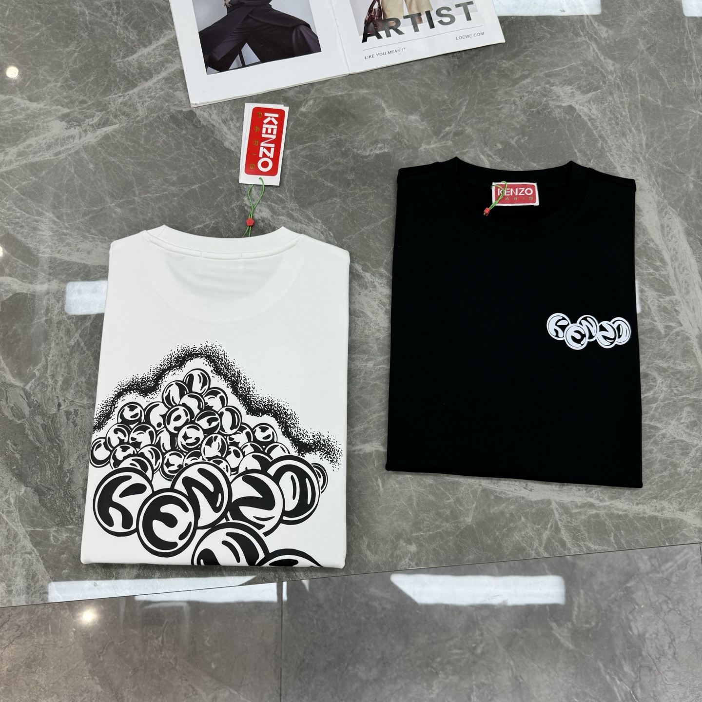 Kenzo x Smiley联名T恤，莫代尔面料纯棉材质，穿着舒适透气。正面Smiley图案叠加Kenz