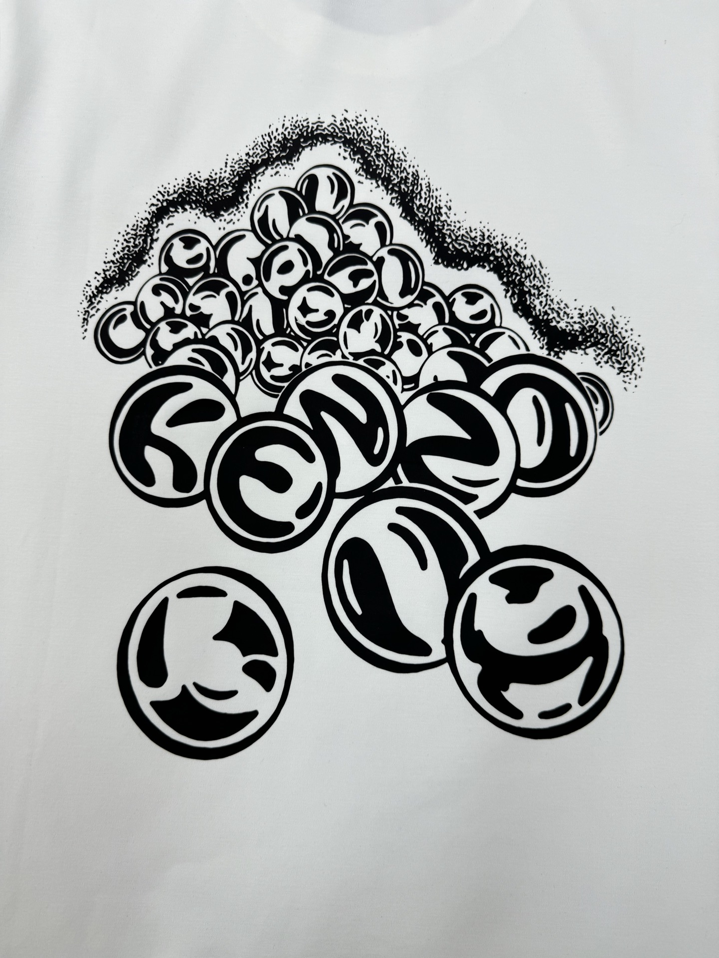 Kenzo x Smiley联名T恤，莫代尔面料纯棉材质，穿着舒适透气。正面Smiley图案叠加Kenz