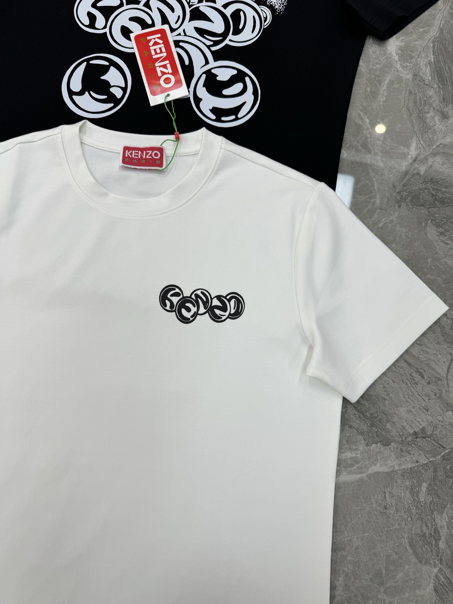 Kenzo x Smiley联名T恤，莫代尔面料纯棉材质，穿着舒适透气。正面Smiley图案叠加Kenz