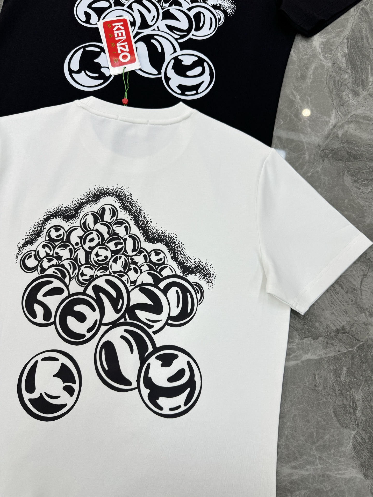 Kenzo x Smiley联名T恤，莫代尔面料纯棉材质，穿着舒适透气。正面Smiley图案叠加Kenz