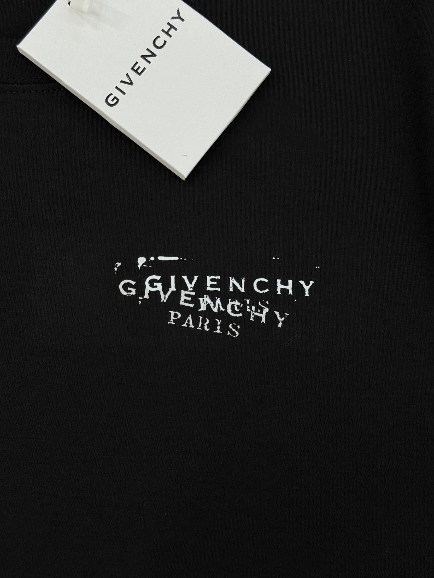 Givenchy纪梵希新品莫代尔T恤❤️基础款净版推荐.胸口品牌字母精致烫画.整体效果非常OK～常规版型