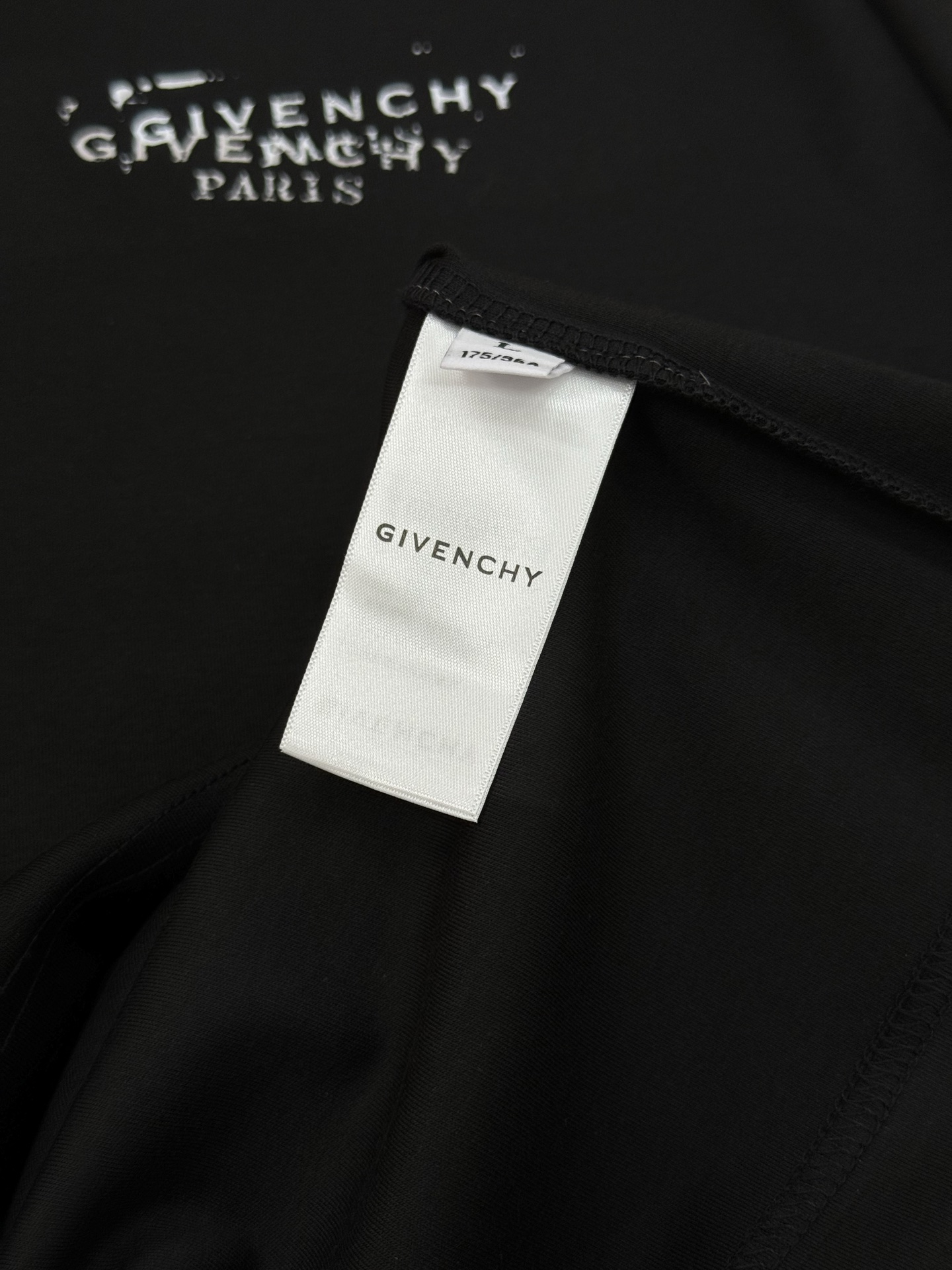 Givenchy纪梵希新品莫代尔T恤❤️基础款净版推荐.胸口品牌字母精致烫画.整体效果非常OK～常规版型