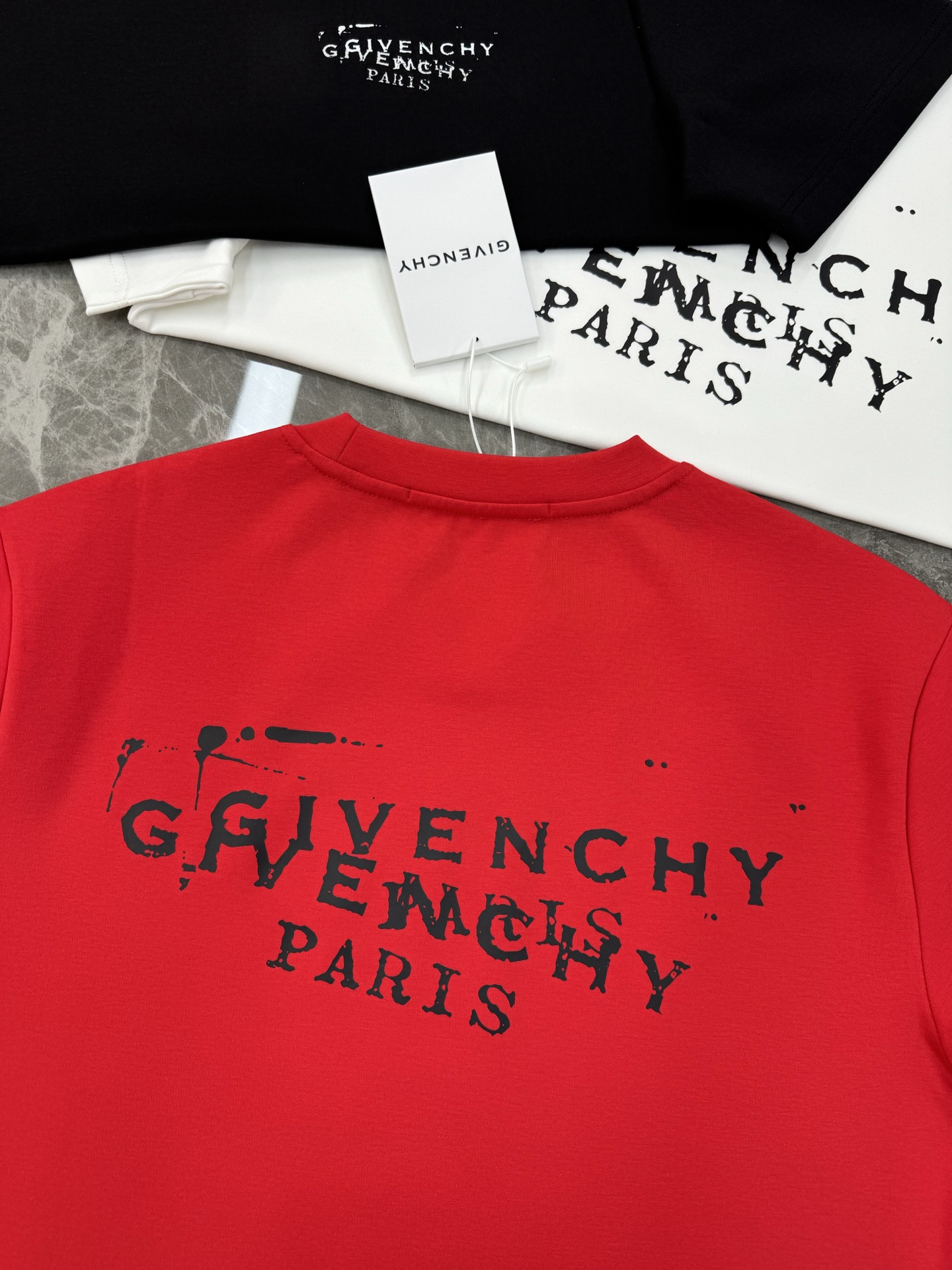 Givenchy纪梵希新品莫代尔T恤❤️基础款净版推荐.胸口品牌字母精致烫画.整体效果非常OK～常规版型
