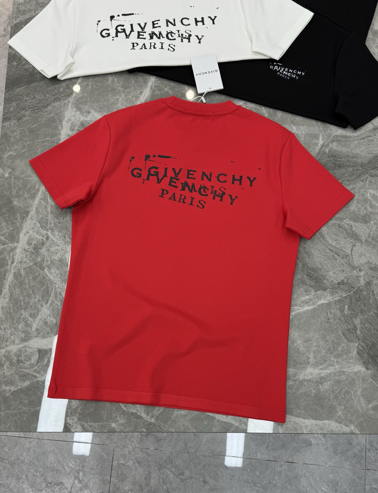 Givenchy纪梵希新品莫代尔T恤❤️基础款净版推荐.胸口品牌字母精致烫画.整体效果非常OK～常规版型