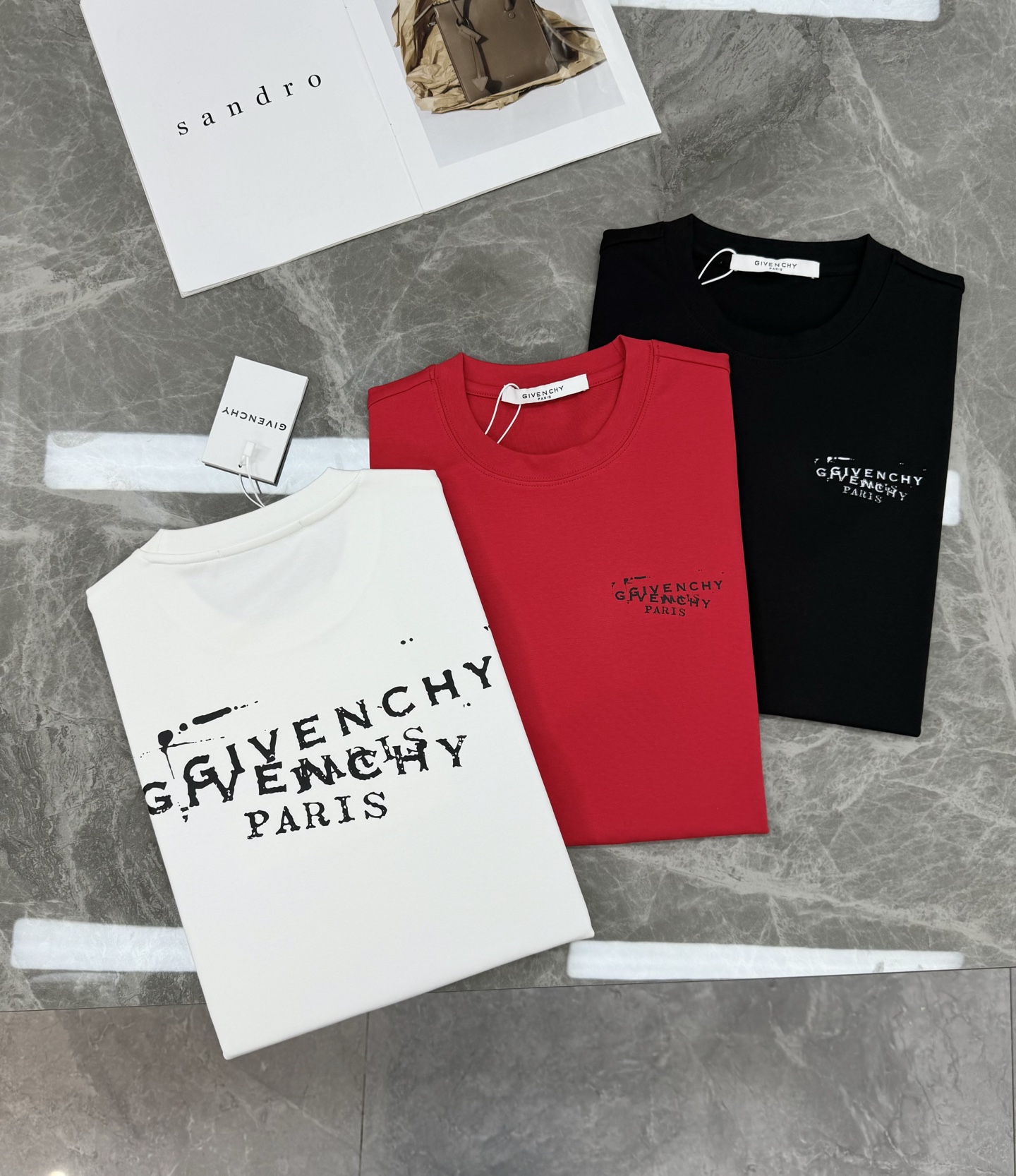 Givenchy纪梵希新品莫代尔T恤❤️基础款净版推荐.胸口品牌字母精致烫画.整体效果非常OK～常规版型