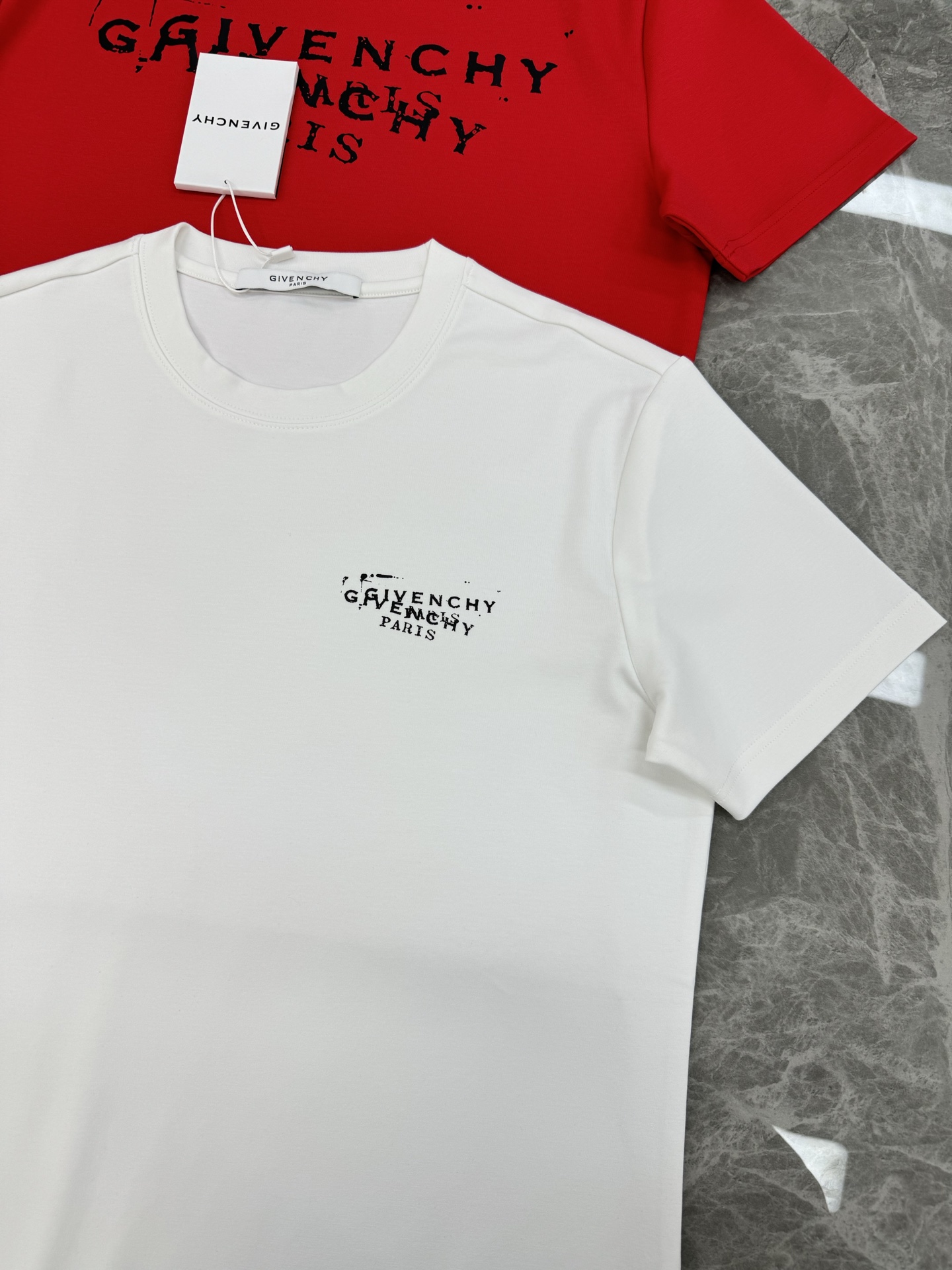 Givenchy纪梵希新品莫代尔T恤❤️基础款净版推荐.胸口品牌字母精致烫画.整体效果非常OK～常规版型