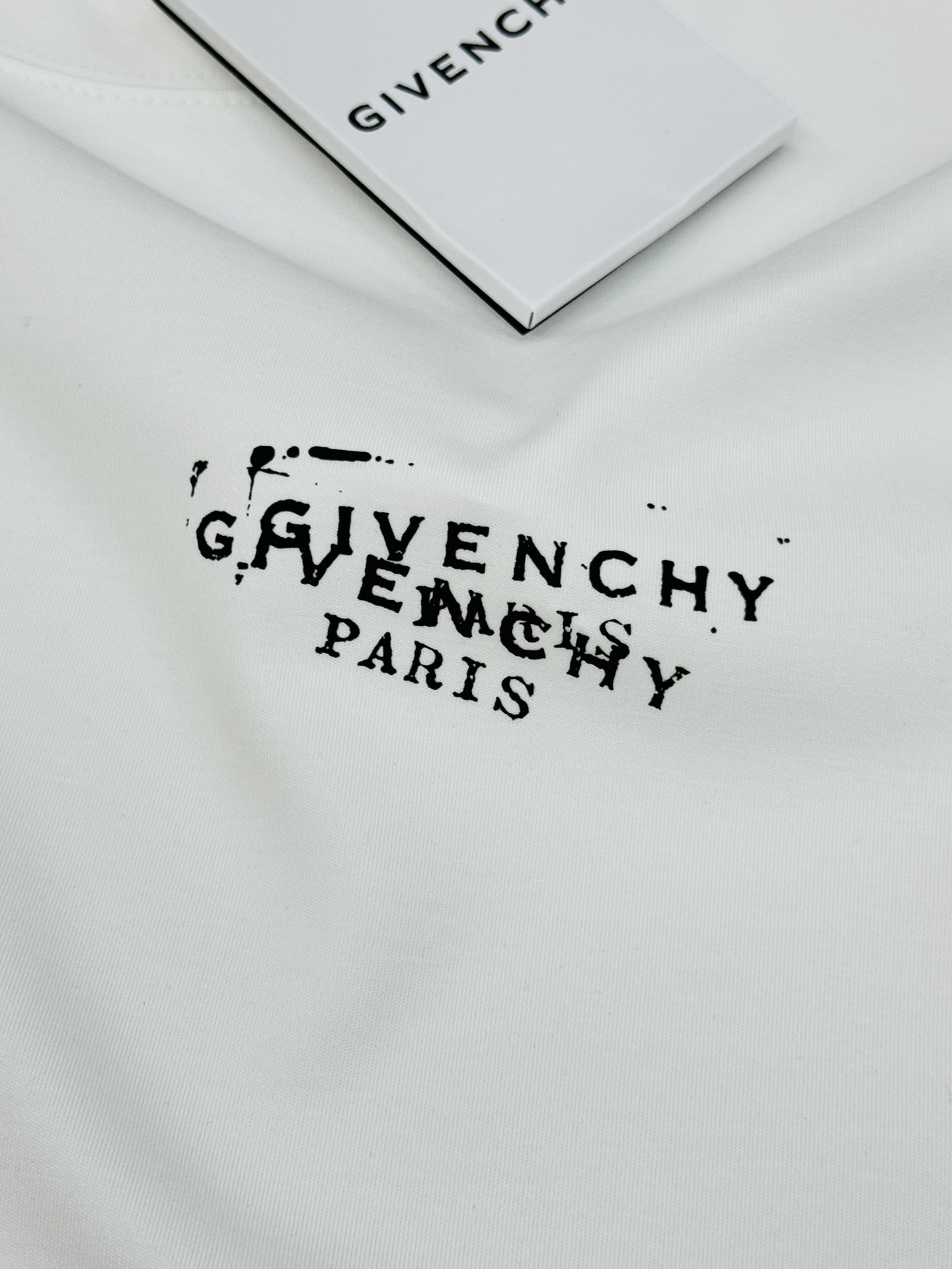 Givenchy纪梵希新品莫代尔T恤❤️基础款净版推荐.胸口品牌字母精致烫画.整体效果非常OK～常规版型