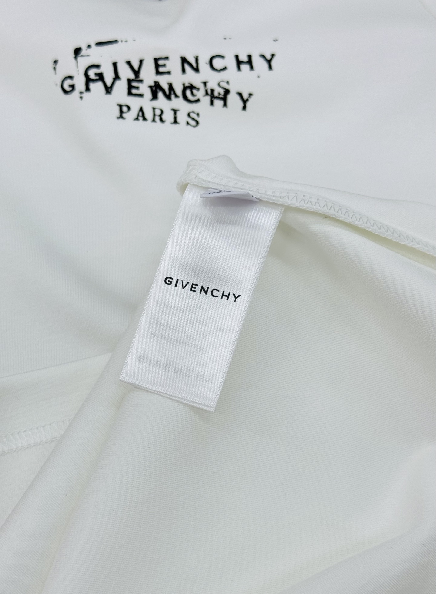 Givenchy纪梵希新品莫代尔T恤❤️基础款净版推荐.胸口品牌字母精致烫画.整体效果非常OK～常规版型