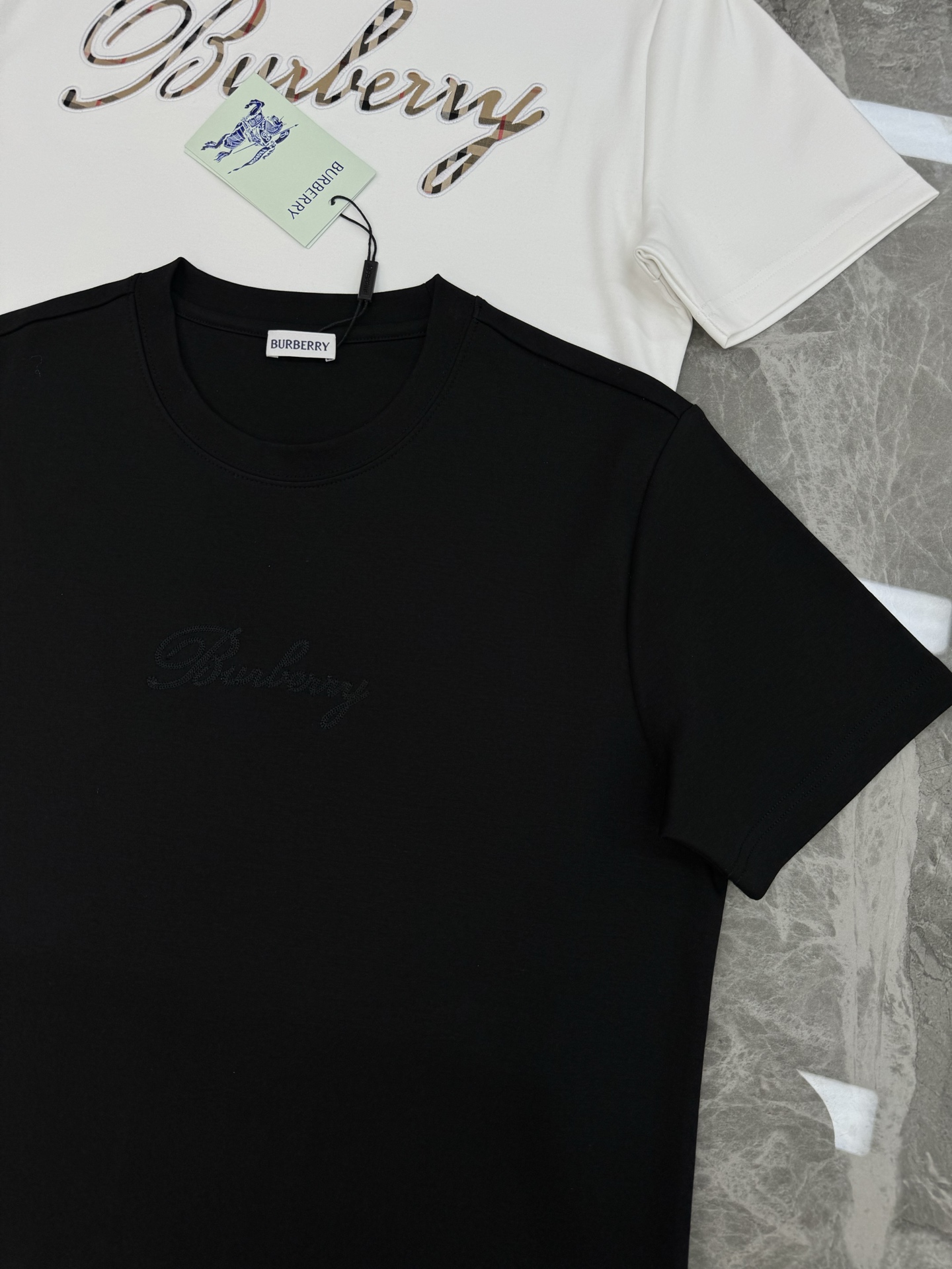 Burberry 巴宝莉后背刺绣Logo莫代尔T恤❤️背部艺术字体Logo+经典格纹刺绣，胸前本色字母b
