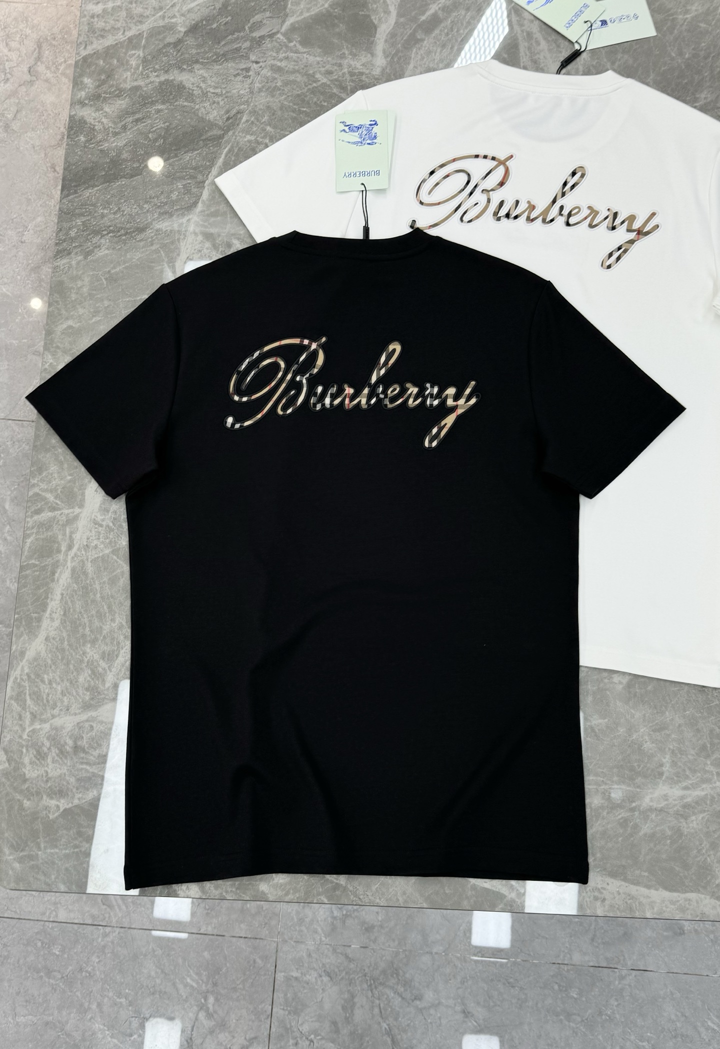 Burberry 巴宝莉后背刺绣Logo莫代尔T恤❤️背部艺术字体Logo+经典格纹刺绣，胸前本色字母b