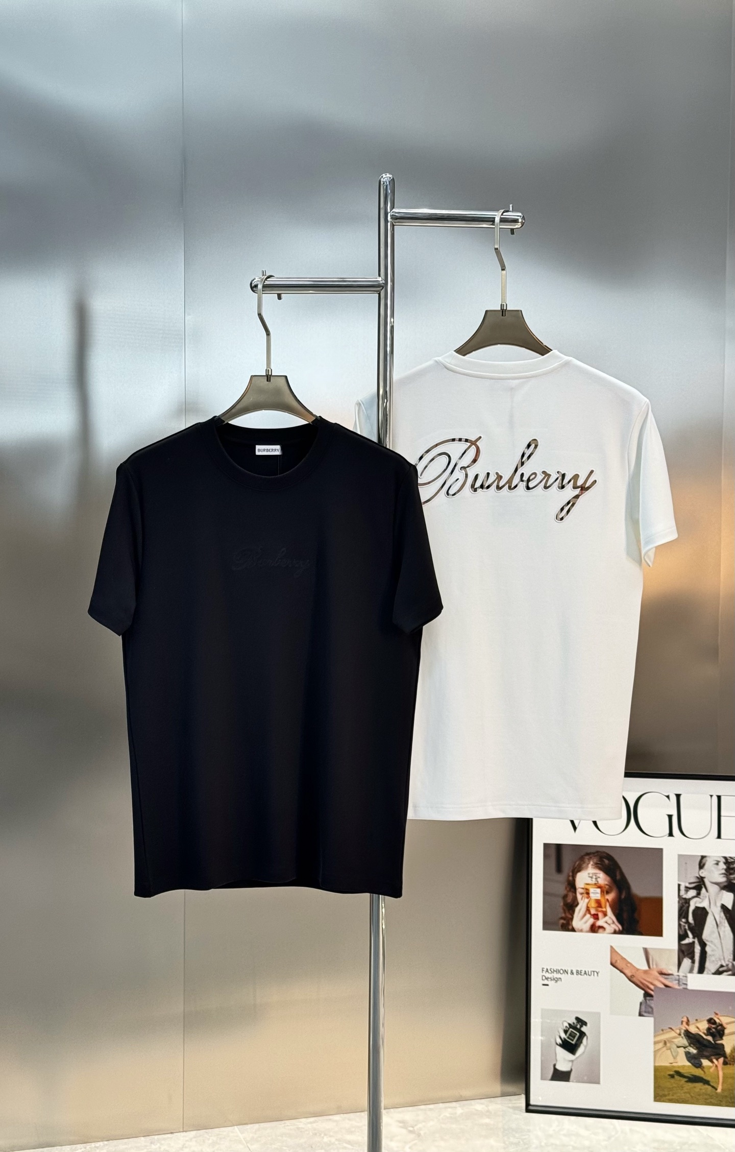 Burberry 巴宝莉后背刺绣Logo莫代尔T恤❤️背部艺术字体Logo+经典格纹刺绣，胸前本色字母b