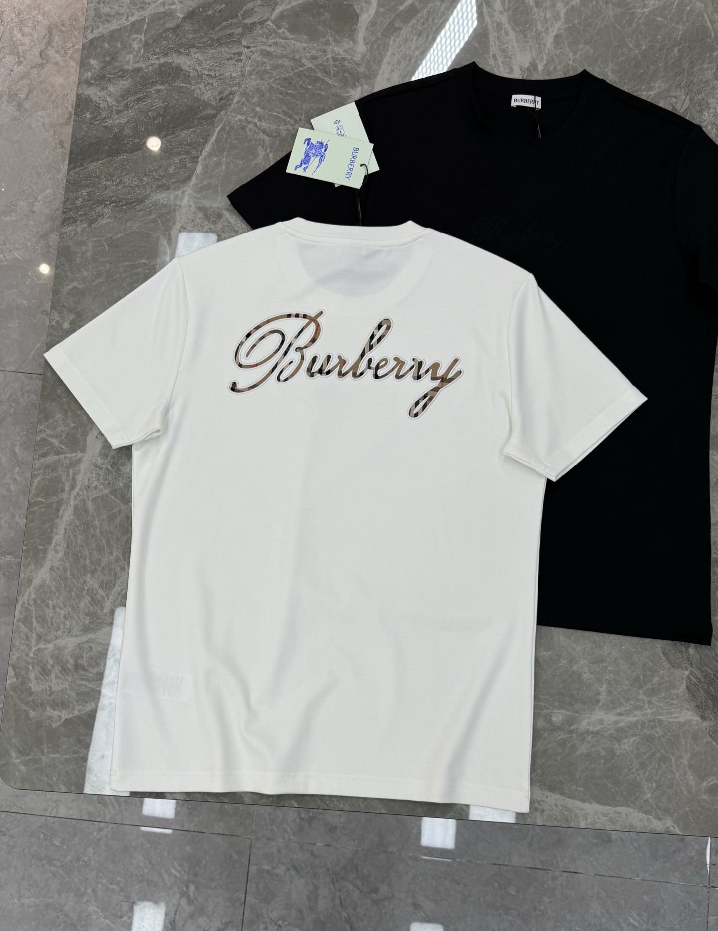 Burberry 巴宝莉后背刺绣Logo莫代尔T恤❤️背部艺术字体Logo+经典格纹刺绣，胸前本色字母b