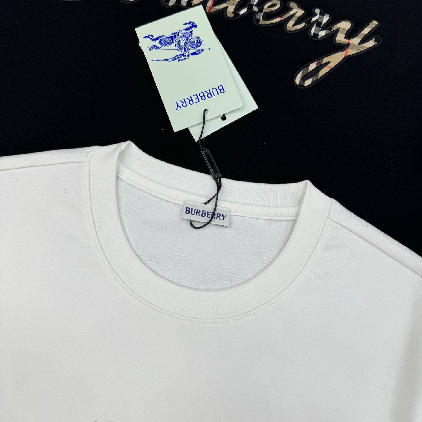 Burberry 巴宝莉后背刺绣Logo莫代尔T恤❤️背部艺术字体Logo+经典格纹刺绣，胸前本色字母b