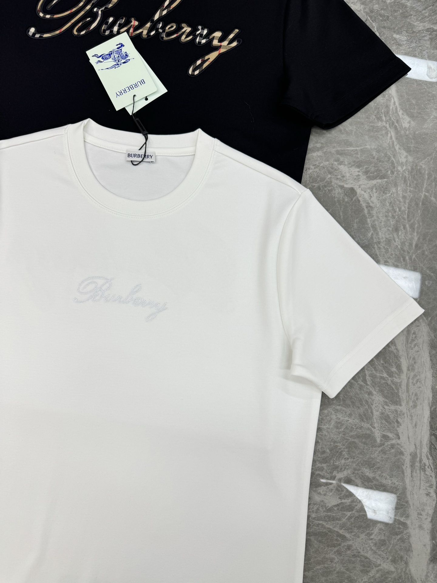 Burberry 巴宝莉后背刺绣Logo莫代尔T恤❤️背部艺术字体Logo+经典格纹刺绣，胸前本色字母b