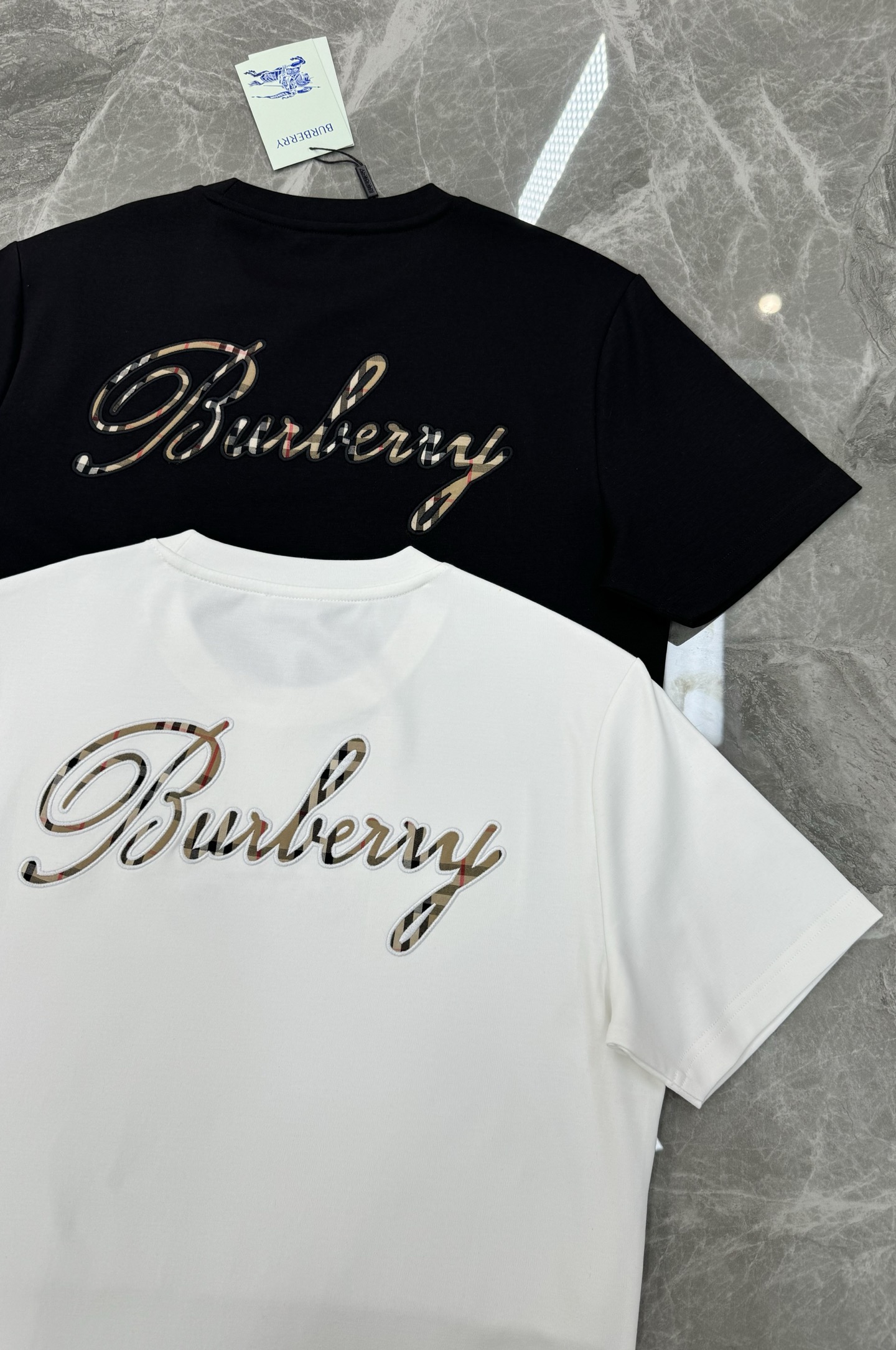 Burberry 巴宝莉后背刺绣Logo莫代尔T恤❤️背部艺术字体Logo+经典格纹刺绣，胸前本色字母b
