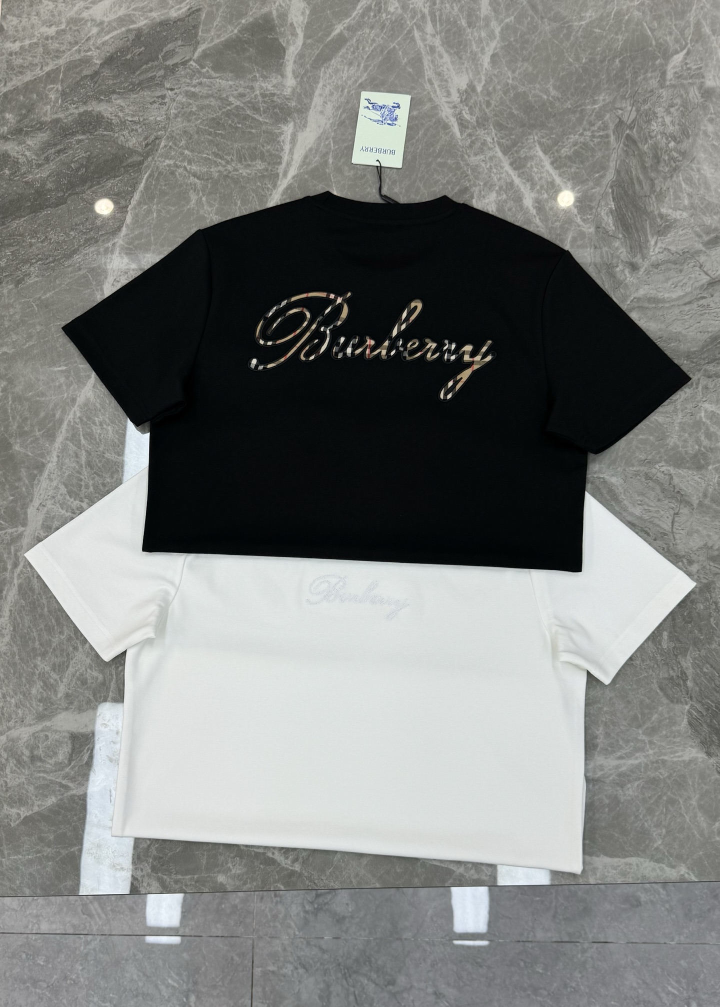 Burberry 巴宝莉后背刺绣Logo莫代尔T恤❤️背部艺术字体Logo+经典格纹刺绣，胸前本色字母b