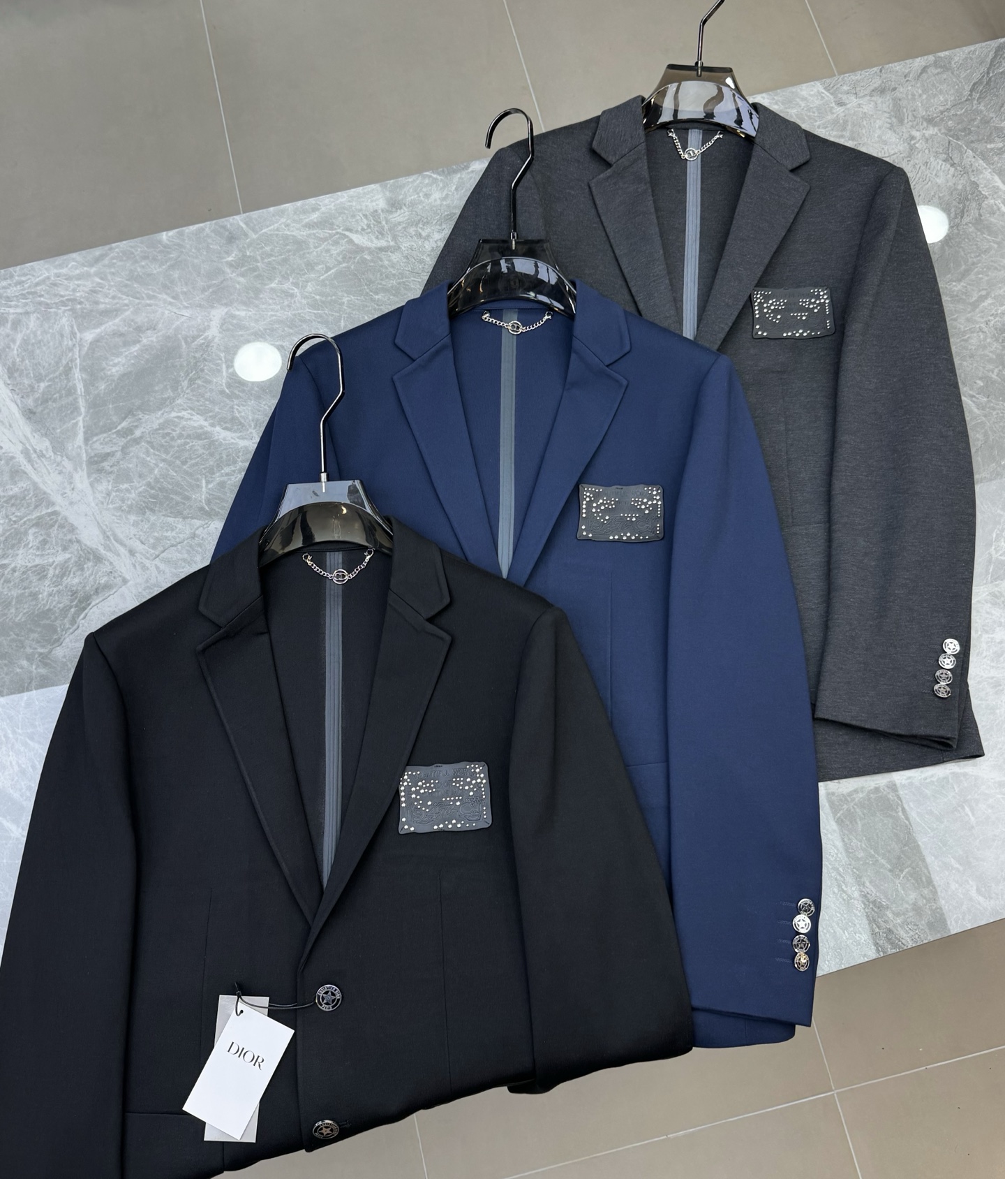 NO:925990,Dio*r Dior new suit jacket new product recommendation ~ foreign trade company order!  The brand's original 1947 leather tag is customized. Inlaid with hardware. Low-key luxury!  Custom-made imported original nylon-cotton Roman fabric, high-tech seamless gluing process. The fabric is straight and drapey, and the whole piece of clothing is neatly and neatly machined. All hardware accessories are top-grade accessories with logos supplied by customers. At first glance, they are high-end fabrics. This fabric is all custom-woven!  Good products from regular big manufacturers!  Very practical. Color black, gray, blue. Size M-3XL. Slim fit!  (/140 catties recommended L),, dior, dior, jackets & coats,19860909Dio*r迪奥新款西服外套新品推荐～外贸公司订单！品牌原单1947皮牌定制.镶嵌五金.低调奢华！订制进口原版锦棉罗马面料,高科技无缝压胶工艺.面料笔挺垂感十足,整件衣服车工走线整齐平整.所有五金附料都是客供带logo顶级配件.一看就是高档的面料.这种面料都是定织的！正规大厂途径出来的好货！实用性很强.颜色黑色.灰色.蓝色.码数M-3XL.修身版型！（/140斤建议L）,,dior,dior,jackets & coats,,Men's clothing