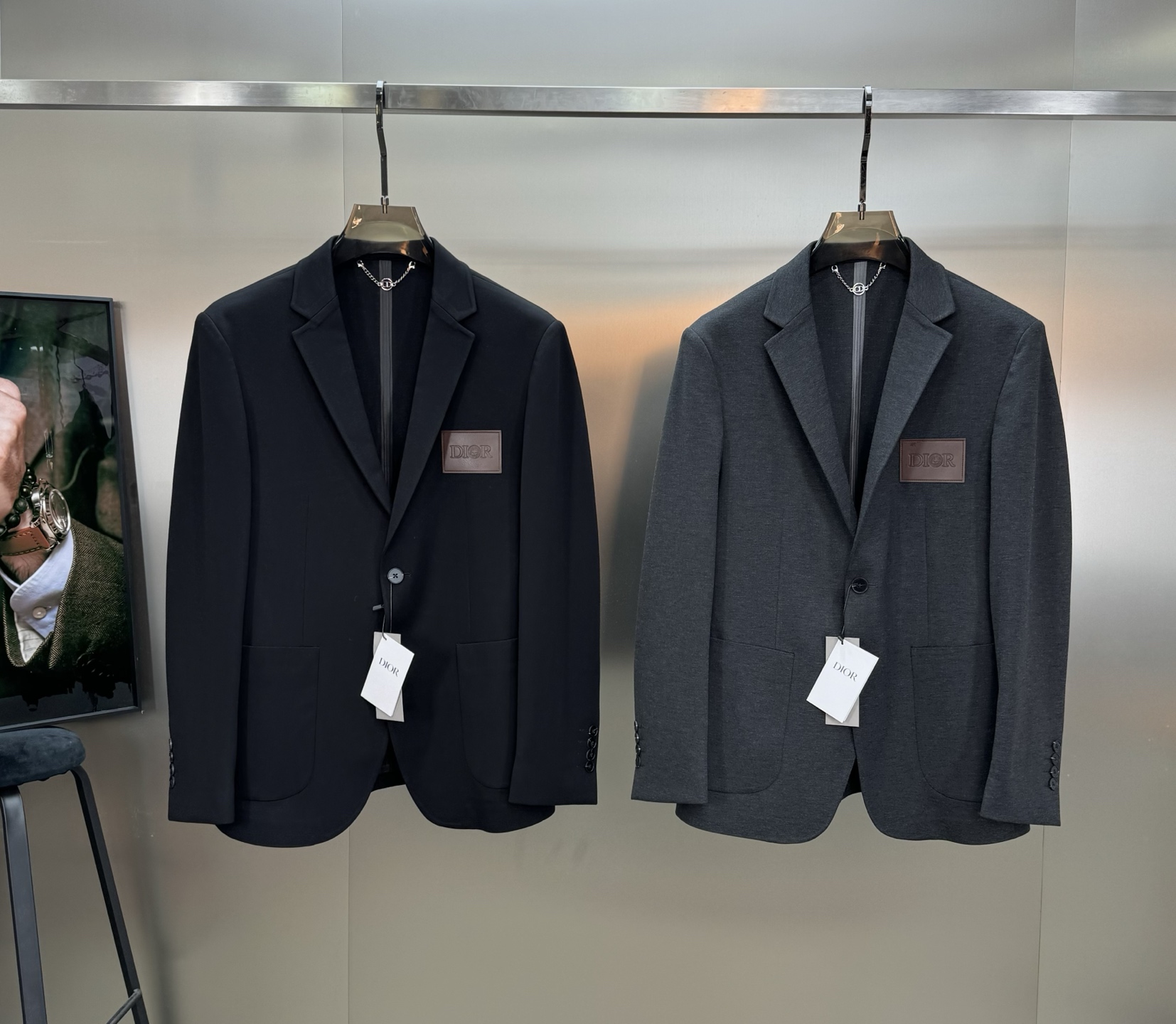 NO:925968,Dio*r Dio's new suit jacket foreign trade company order!  Classic leather brand design. Simple and high-end. Custom-made imported original nylon-cotton Roman fabric, original customized leather brand. The letter logo is clear and three-dimensional. High-tech seamless gluing process. The fabric is straight and drapey, and the whole piece of clothing is neatly turned and laid out neatly. All hardware accessories are top-notch accessories with logos supplied by customers. At first glance, they are high-end fabrics. This fabric is all custom-woven!  Good products from regular big manufacturers!  Very practical. Color black. Gray. Size M-3XL. Slim fit!  (/140kg recommended L),, dior, jackets & coats,19860909Dio*r迪-奥新款西服外套外贸公司订单！经典皮牌设计.简单高级.订制进口原版锦棉罗马面料,原版定制皮牌.字母logo清晰立体.高科技无缝压胶工艺.面料笔挺垂感十足,整件衣服车工走线整齐平整.所有五金附料都是客供带logo顶级配件.一看就是高档的面料.这种面料都是定织的！正规大厂途径出来的好货！实用性很强.颜色黑色.灰色.码数M-3XL.修身版型！（/140斤建议L）,,dior,jackets & coats,,Men's clothing