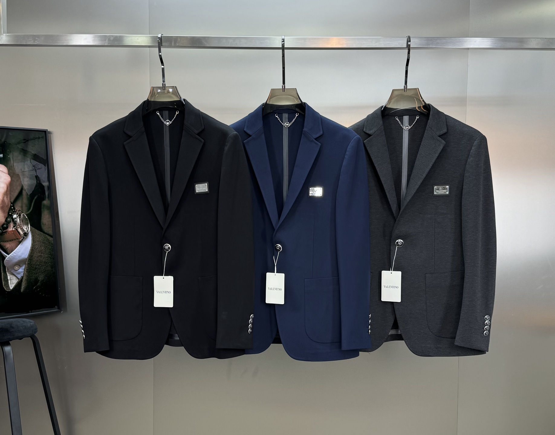 NO:925979,VALENTIN*O Valentino new suit jacket foreign trade company order!  Classic leather label design. Simple and high-end. Custom-made imported original nylon-cotton Roman fabric, original customized metal leather label. High-tech seamless gluing process. The fabric is straight and drapey, and the whole piece of clothing is neatly and neatly machined. All hardware accessories are top-notch accessories with logos supplied by customers. At first glance, they are high-end fabrics. This fabric is all custom-woven!  Good products from regular big manufacturers!  Very practical. Color black, gray, blue. Size M-3XL. Slim fit!  (/140 catties recommended L),,valentino,valentino,jackets & coats,19860909VALENTIN*O华伦天奴新款西服外套外贸公司订单！经典皮牌设计.简单高级.订制进口原版锦棉罗马面料,原版定制金属皮牌.高科技无缝压胶工艺.面料笔挺垂感十足,整件衣服车工走线整齐平整.所有五金附料都是客供带logo顶级配件.一看就是高档的面料.这种面料都是定织的！正规大厂途径出来的好货！实用性很强.颜色黑色.灰色.蓝色.码数M-3XL.修身版型！（/140斤建议L）,,valentino,valentino,jackets & coats,,Men's clothing