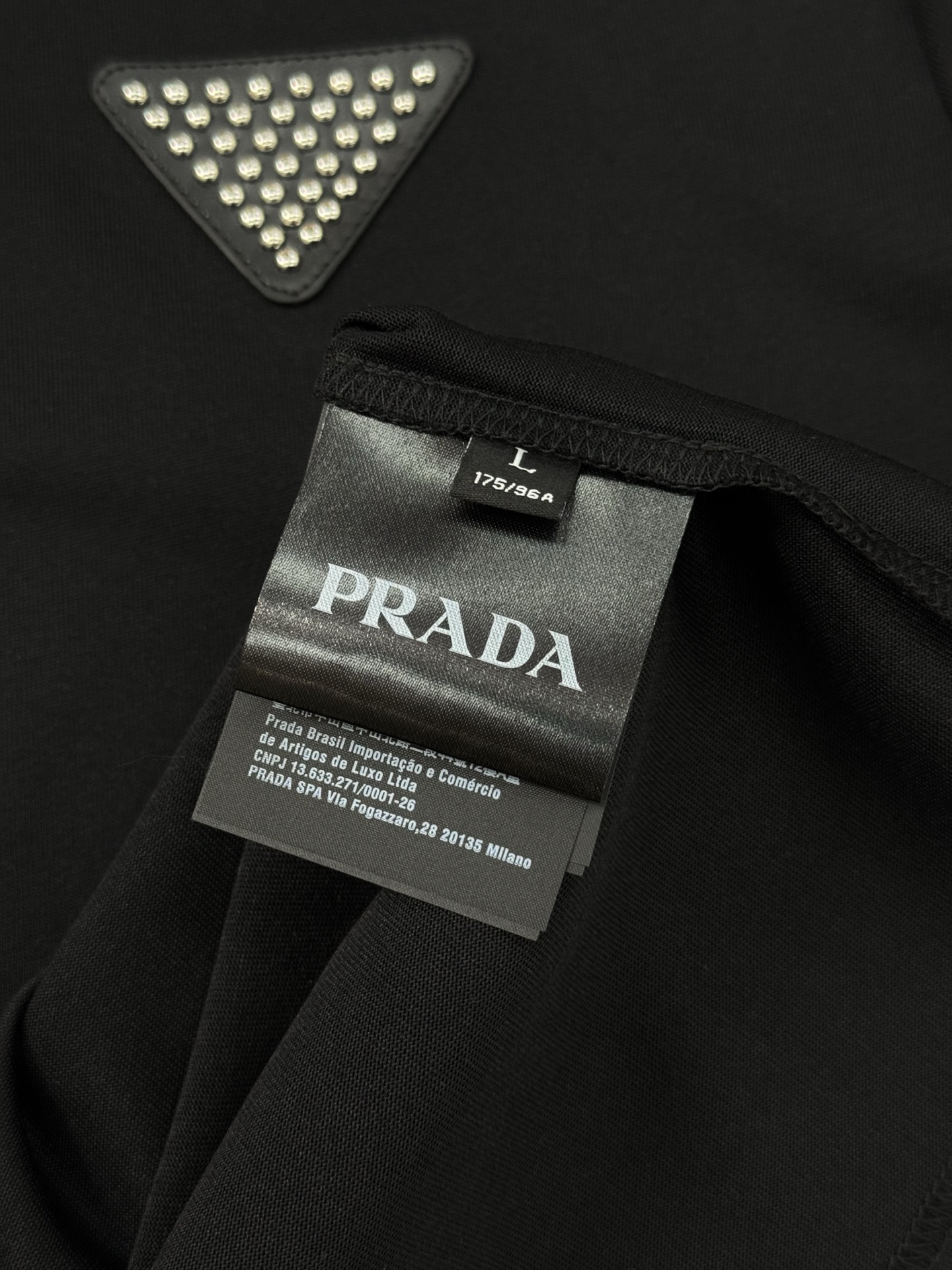 PRAD*A普拉达新款圆领短袖T恤，基础款净版让你过目难忘！此款短TEE甄选240g高织棉面料，触感爽滑