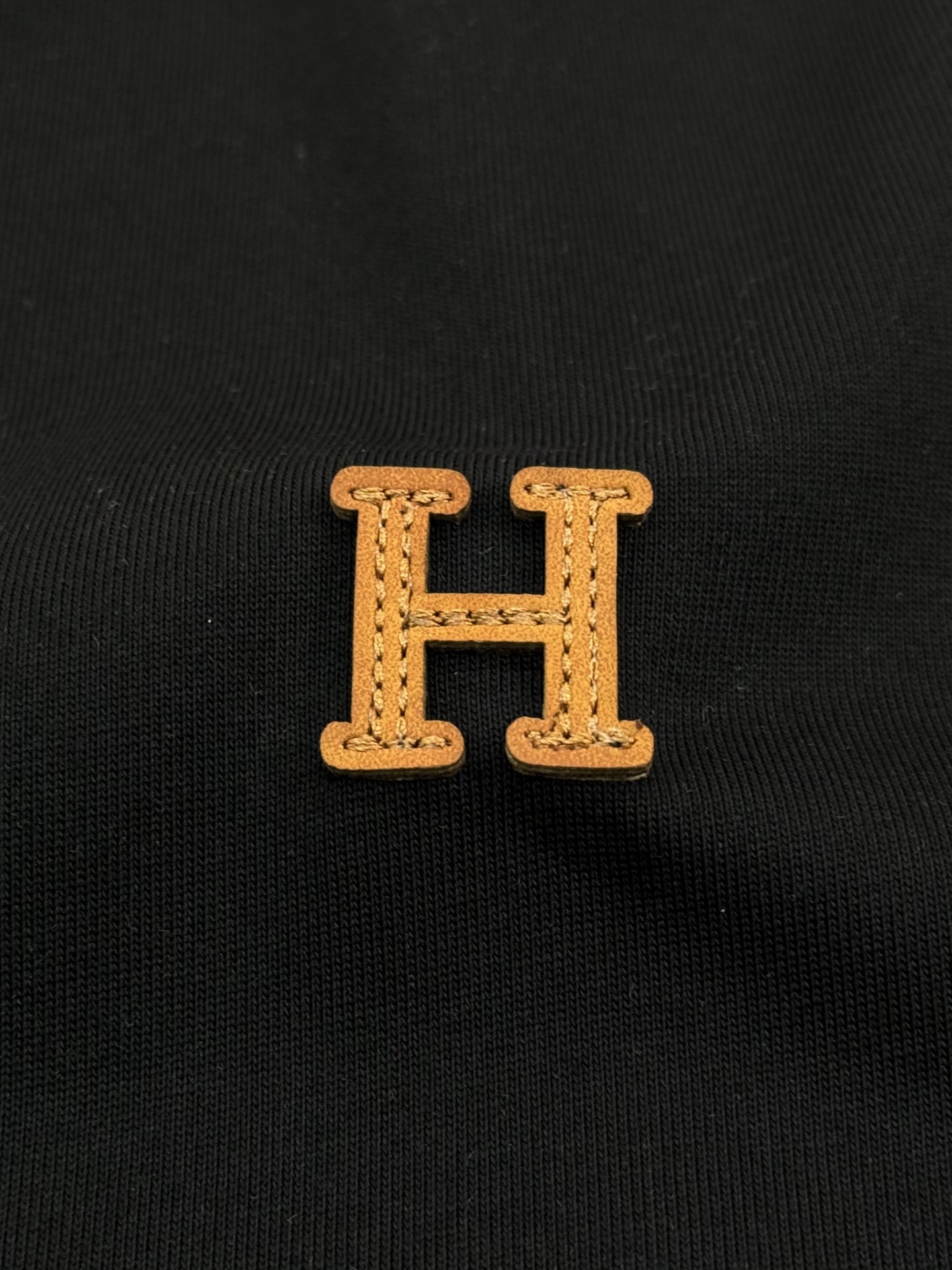Herme*s爱马仕短袖T恤，胸口定制经典品牌H橘色皮标设计.240g纯棉双纱面料，对色定染面料，超精细