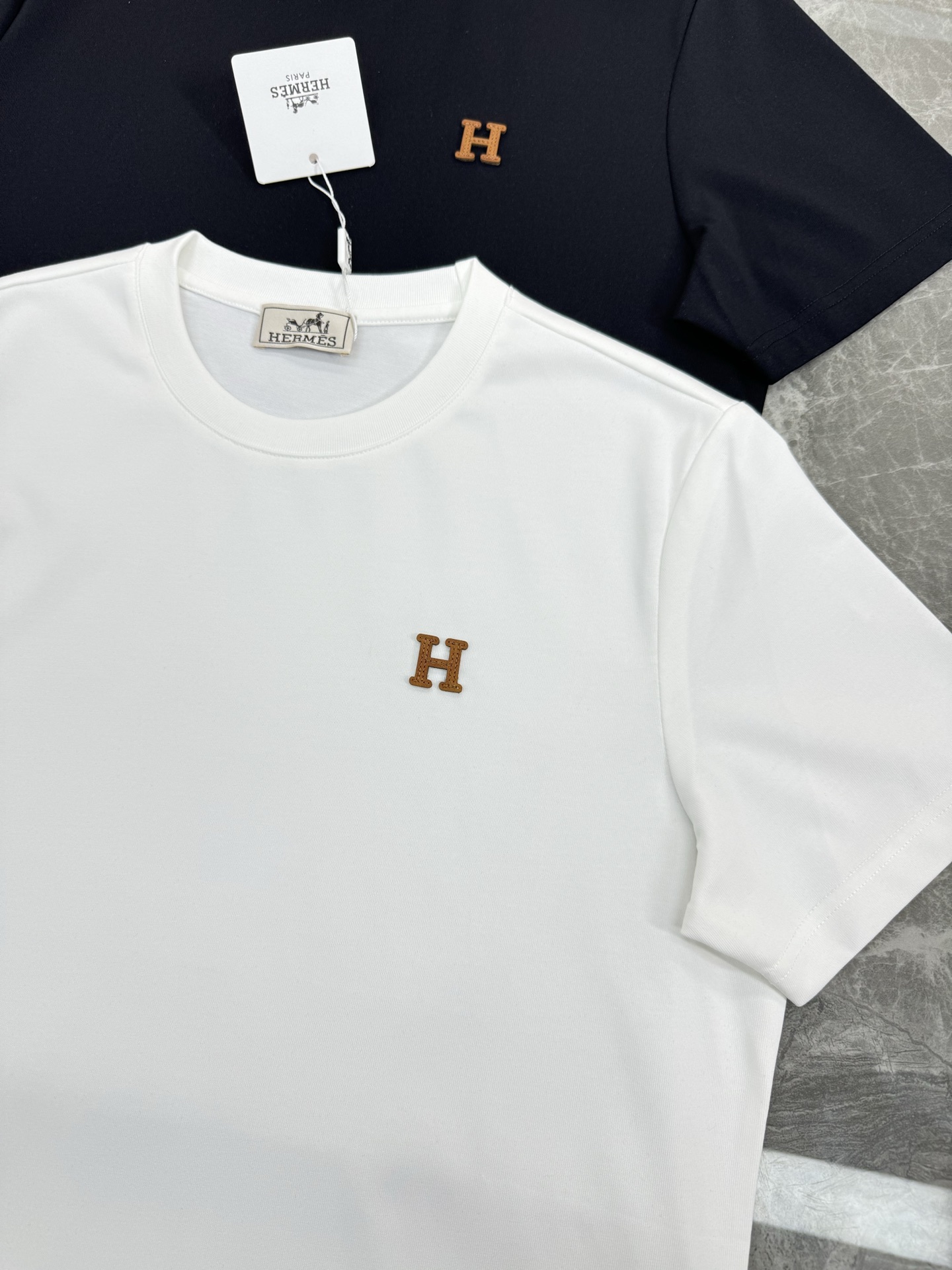 Herme*s爱马仕短袖T恤，胸口定制经典品牌H橘色皮标设计.240g纯棉双纱面料，对色定染面料，超精细