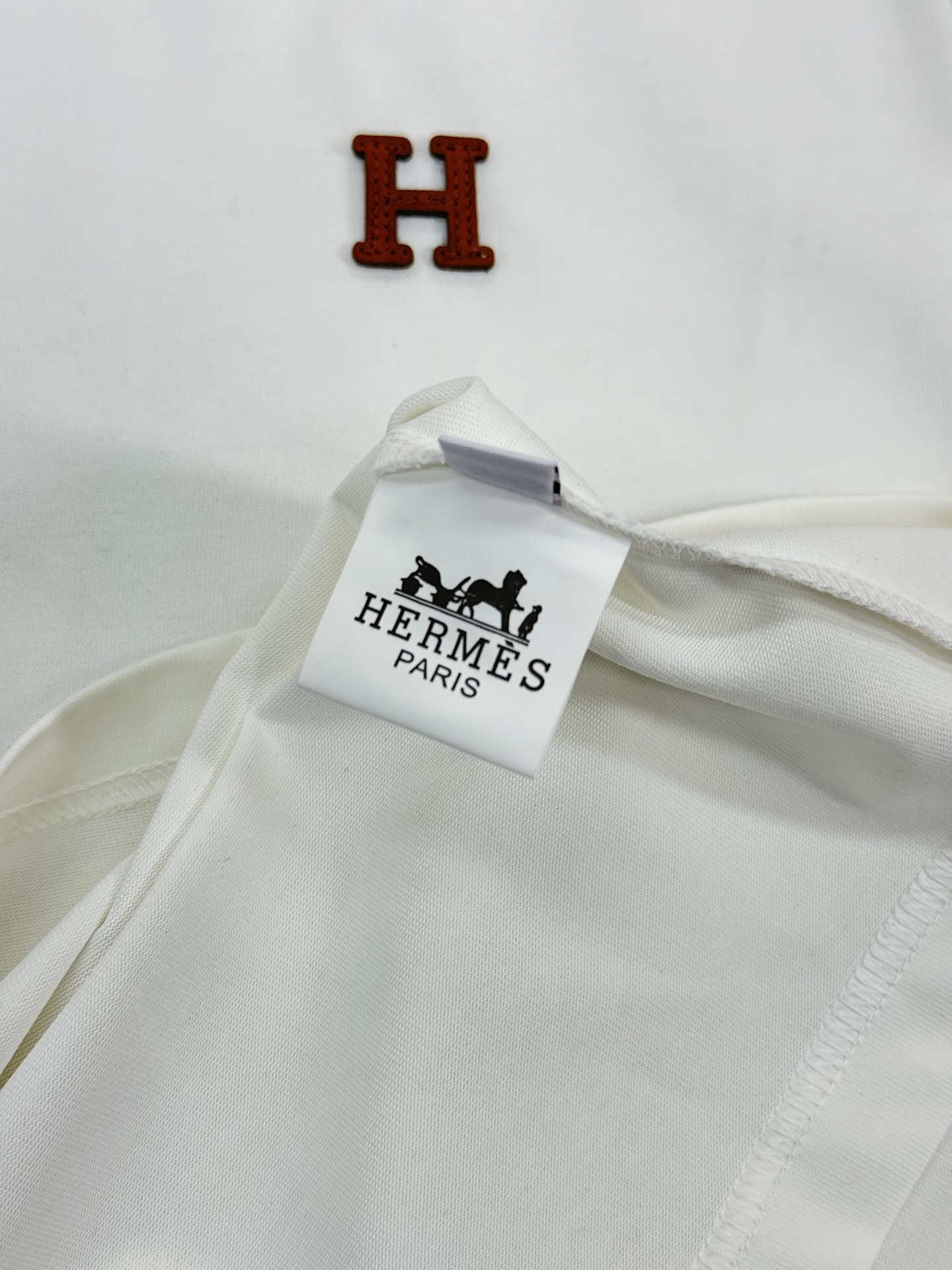 Herme*s爱马仕短袖T恤，胸口定制经典品牌H橘色皮标设计.240g纯棉双纱面料，对色定染面料，超精细