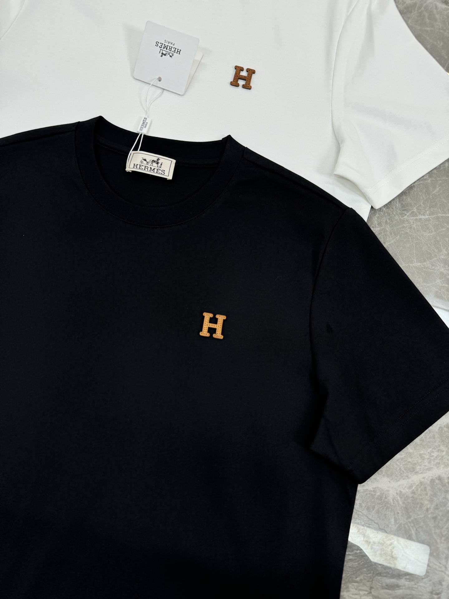 Herme*s爱马仕短袖T恤，胸口定制经典品牌H橘色皮标设计.240g纯棉双纱面料，对色定染面料，超精细