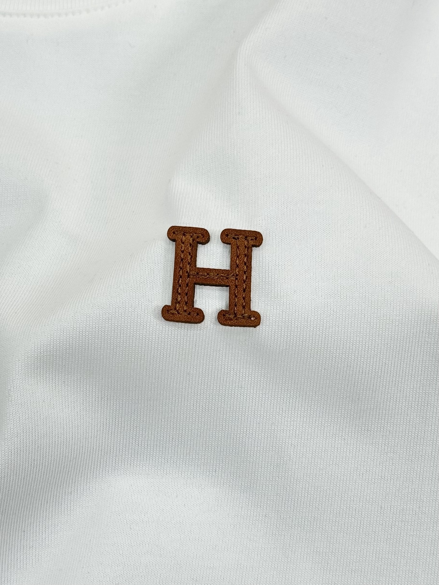 Herme*s爱马仕短袖T恤，胸口定制经典品牌H橘色皮标设计.240g纯棉双纱面料，对色定染面料，超精细