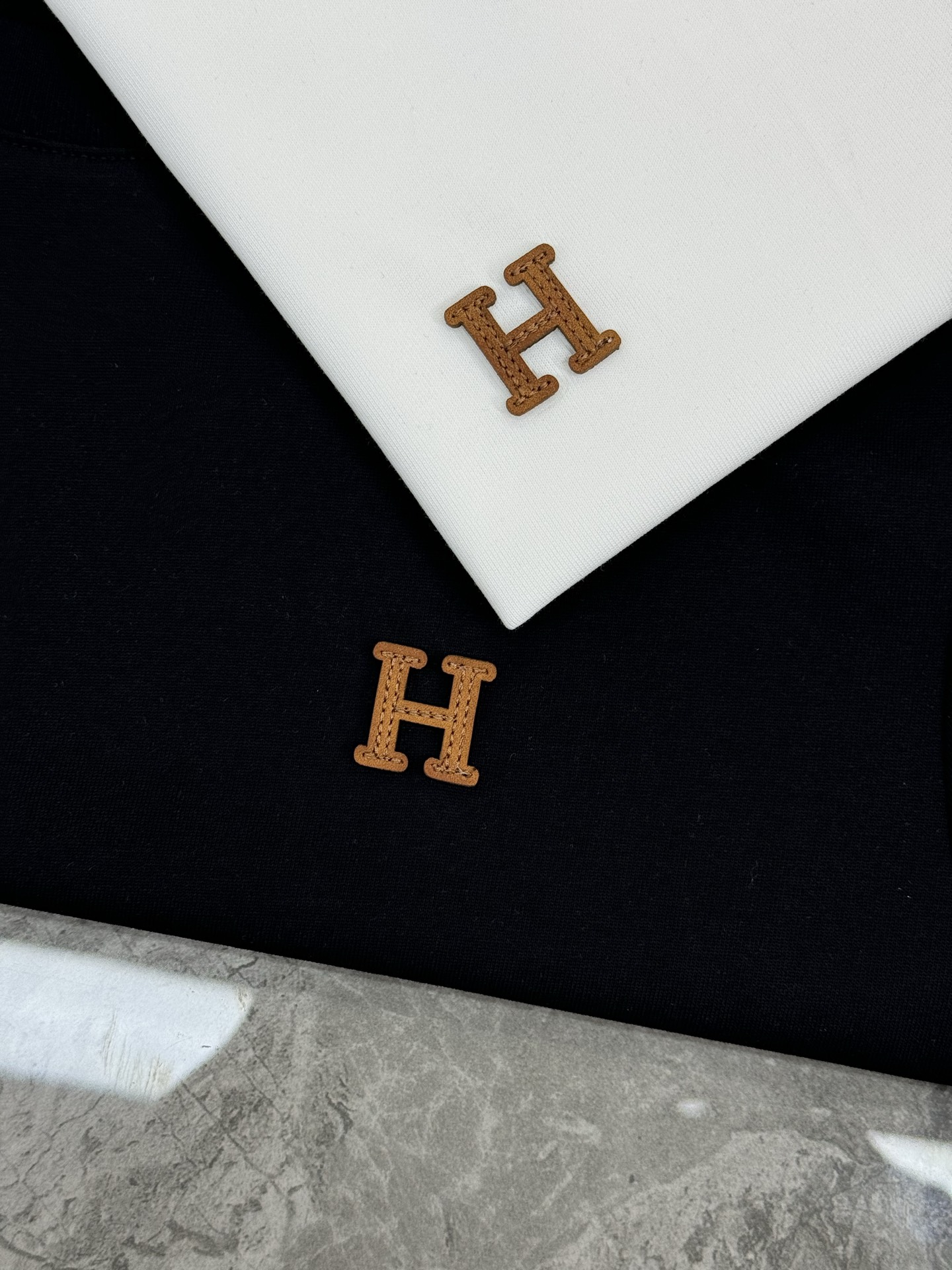 Herme*s爱马仕短袖T恤，胸口定制经典品牌H橘色皮标设计.240g纯棉双纱面料，对色定染面料，超精细