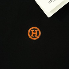 HERMES爱马仕新品冰棉T恤.承袭法式奢雅格调,甄选冰感垂顺面料,体感清爽不闷汗。胸前经典橙色H标刺绣,低调释放高阶品 HERMES爱马仕新品冰棉T恤.承袭法式奢雅格调,甄选冰感垂顺面料,体感清爽不闷汗。胸前经典橙色H标刺绣,低调释放高阶品