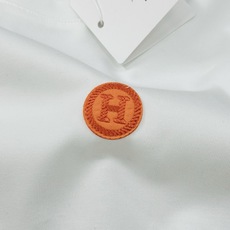 HERMES爱马仕新品冰棉T恤.承袭法式奢雅格调,甄选冰感垂顺面料,体感清爽不闷汗。胸前经典橙色H标刺绣,低调释放高阶品 HERMES爱马仕新品冰棉T恤.承袭法式奢雅格调,甄选冰感垂顺面料,体感清爽不闷汗。胸前经典橙色H标刺绣,低调释放高阶品
