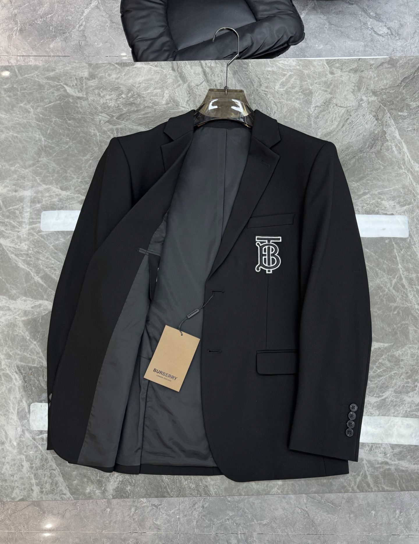 BBR*巴宝莉新款男士商务套西！超高端顶尖一线成衣手工系列，西装领域里的佼佼者，世界公认的顶级面料和工艺
