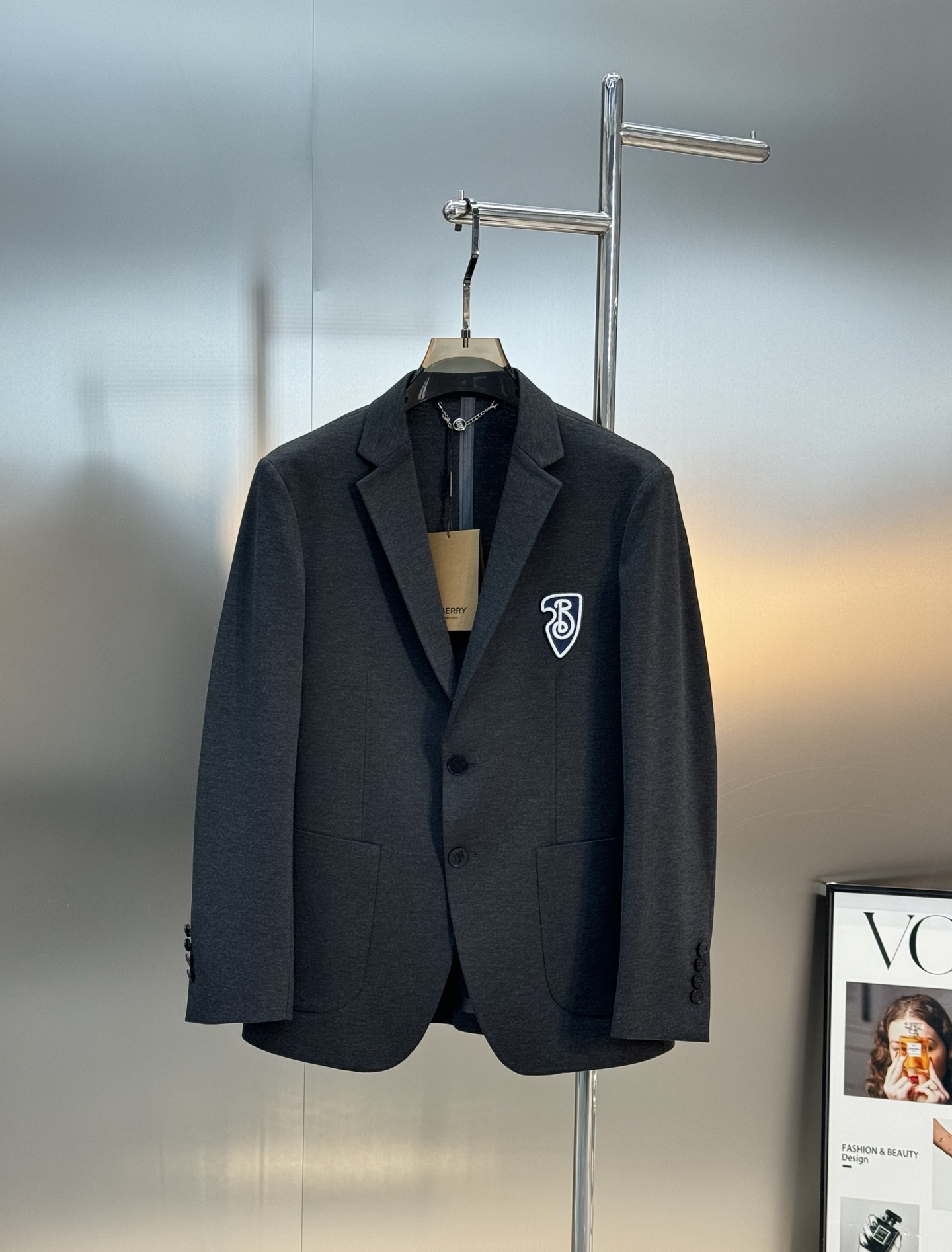 NO:925947,BBR*Burberry’s new hot-selling suit jacket has received orders from foreign trade companies!  B’s classic embroidered logo on the chest. Low-key luxury!  Custom-made imported original nylon-cotton Roman fabric, high-tech seamless gluing process. The fabric is straight and drapey, and the whole piece of clothing is neatly and neatly machined. All hardware accessories are top-grade accessories with logos supplied by customers. At first glance, they are high-end fabrics. This fabric is all custom-woven!  Good products from regular big manufacturers!  Very practical. Color black. Gray. Size M-3XL. Slim fit!  (/150kg recommended XL),,burberry,jackets & coats,19860909BBR*巴宝莉新款西服外套大爆款来了外贸公司订单！胸口B家经典绣花标识.低调奢华！订制进口原版锦棉罗马面料,高科技无缝压胶工艺.面料笔挺垂感十足,整件衣服车工走线整齐平整.所有五金附料都是客供带logo顶级配件.一看就是高档的面料.这种面料都是定织的！正规大厂途径出来的好货！实用性很强.颜色黑色.灰色.码数M-3XL.修身版型！（/150斤建议XL）,,burberry,jackets & coats,,Men's clothing