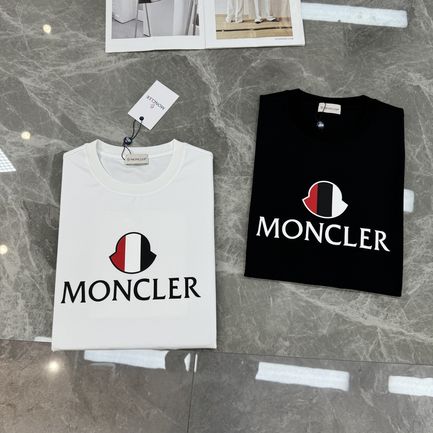 Moncler蒙口26s新款T恤.优选200g丝光棉面料.柔软透气，穿着超舒适!正面品牌字母+红白黑三色