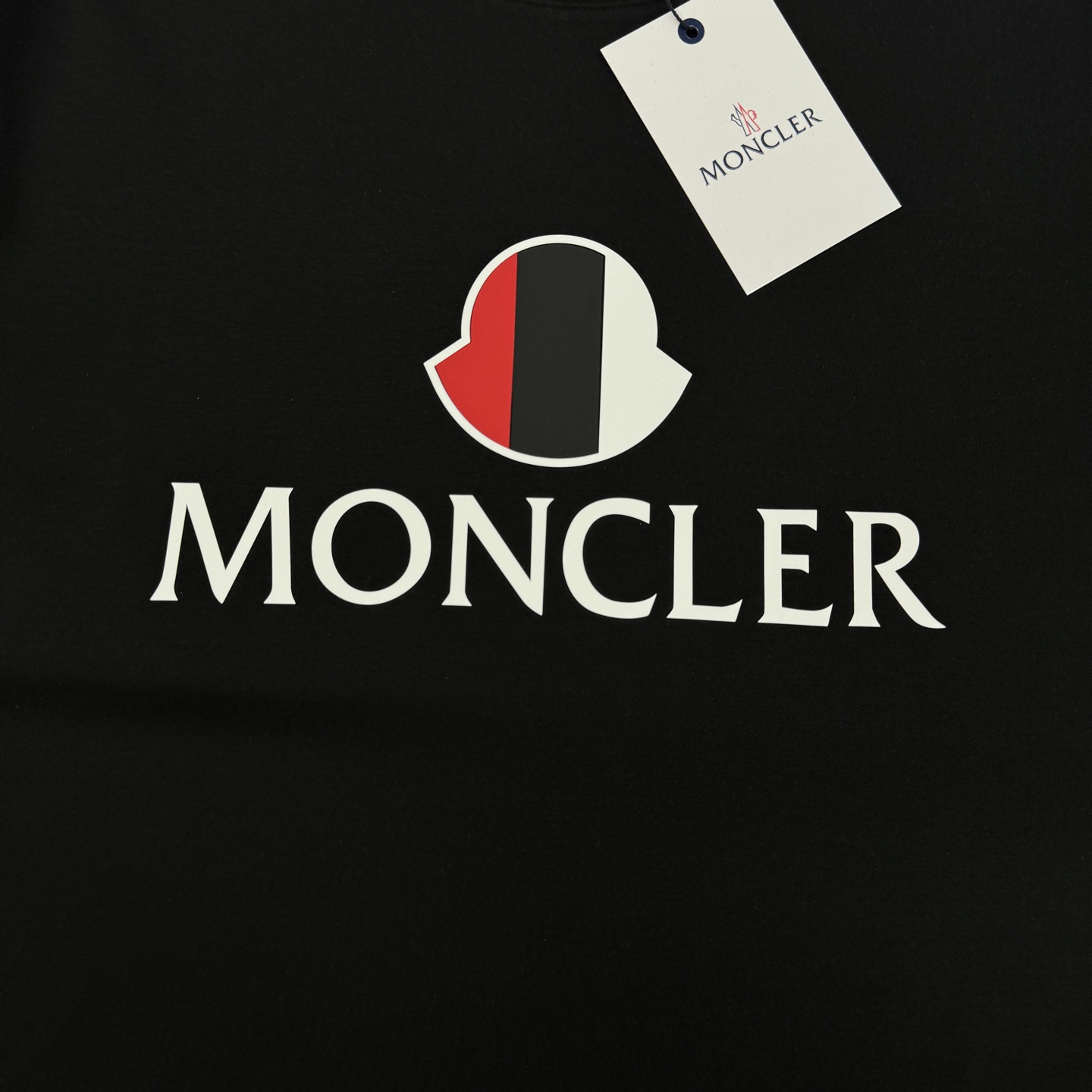 Moncler蒙口26s新款T恤.优选200g丝光棉面料.柔软透气，穿着超舒适!正面品牌字母+红白黑三色