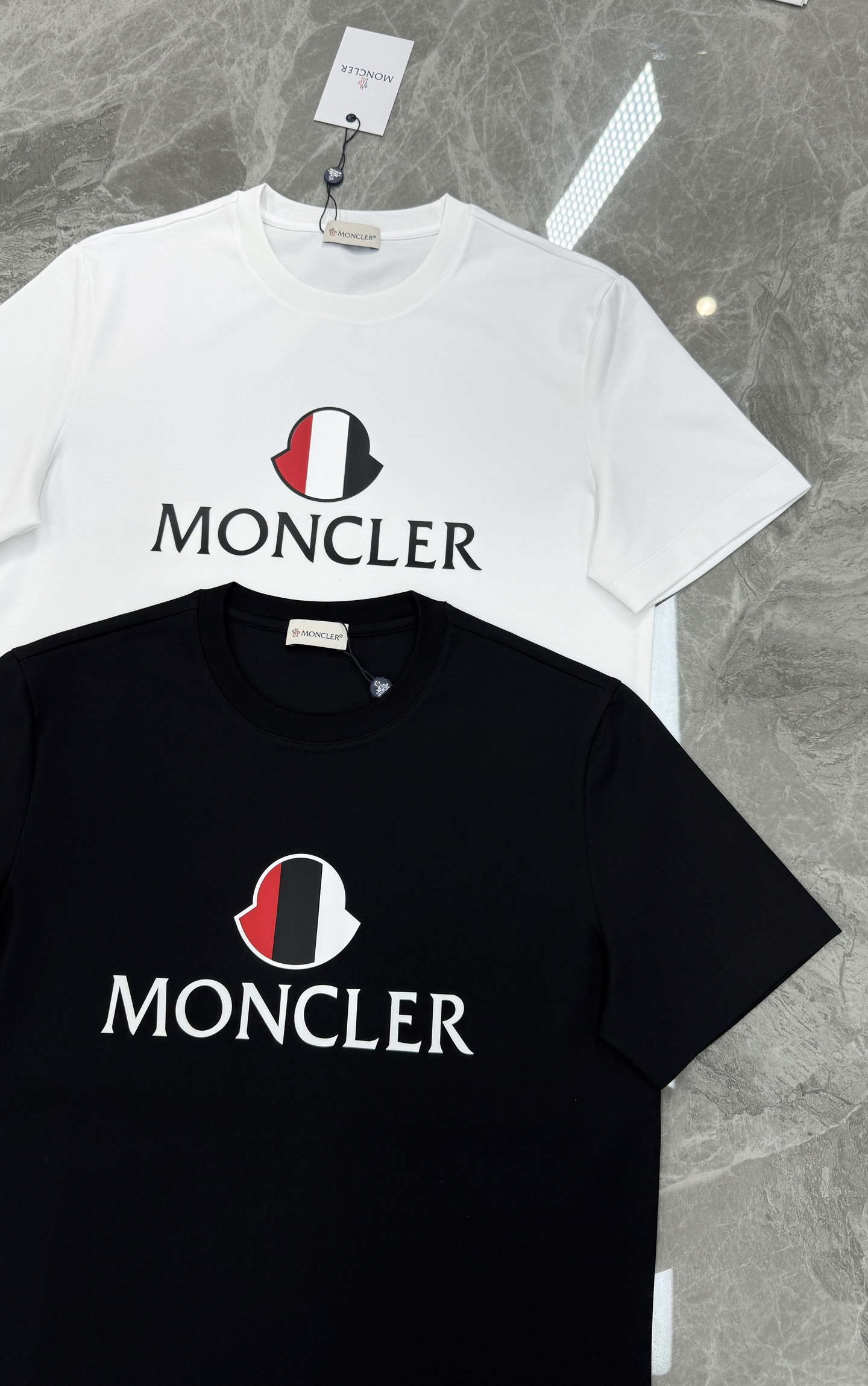 Moncler蒙口26s新款T恤.优选200g丝光棉面料.柔软透气，穿着超舒适!正面品牌字母+红白黑三色