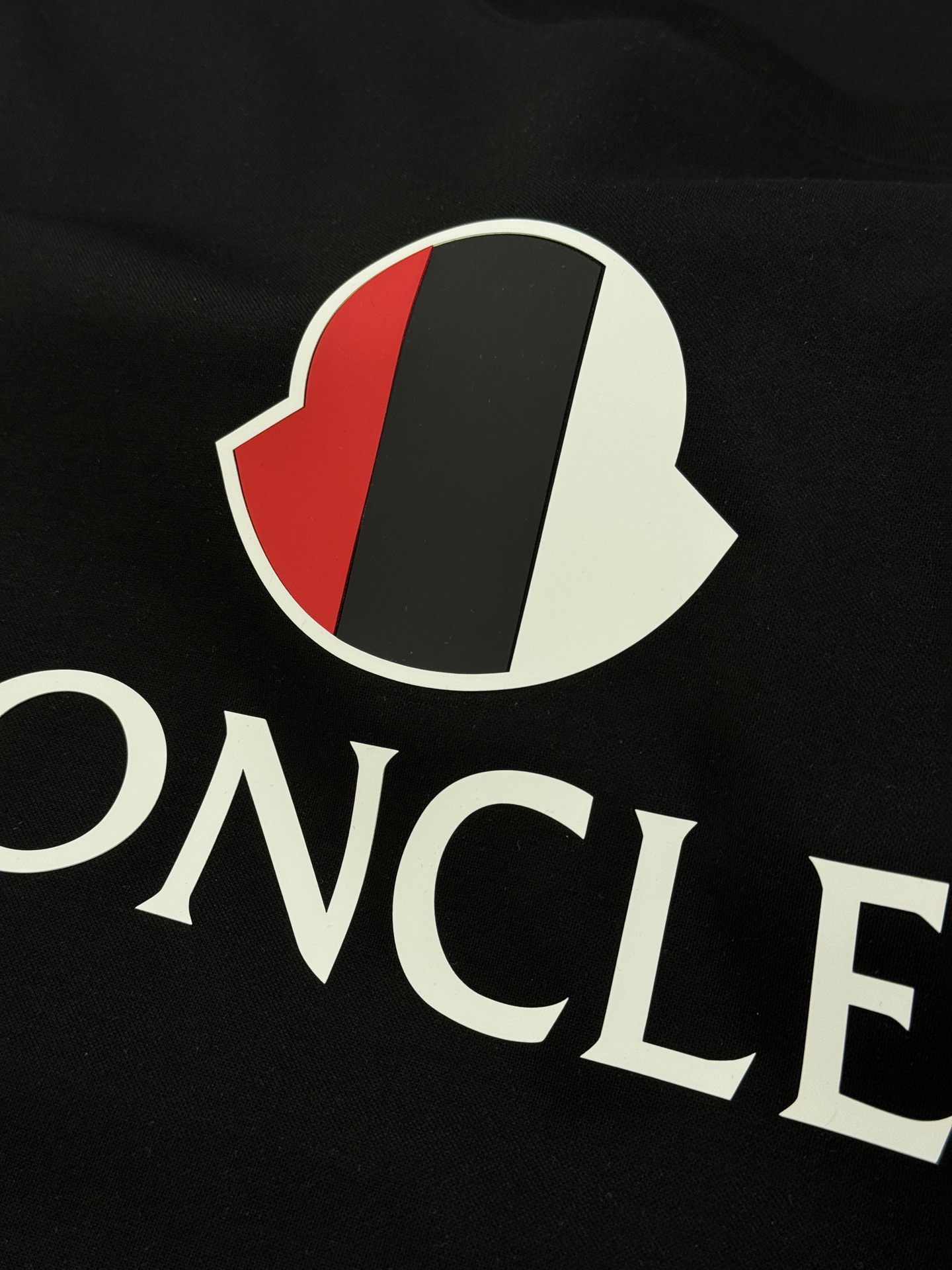 Moncler蒙口26s新款T恤.优选200g丝光棉面料.柔软透气，穿着超舒适!正面品牌字母+红白黑三色