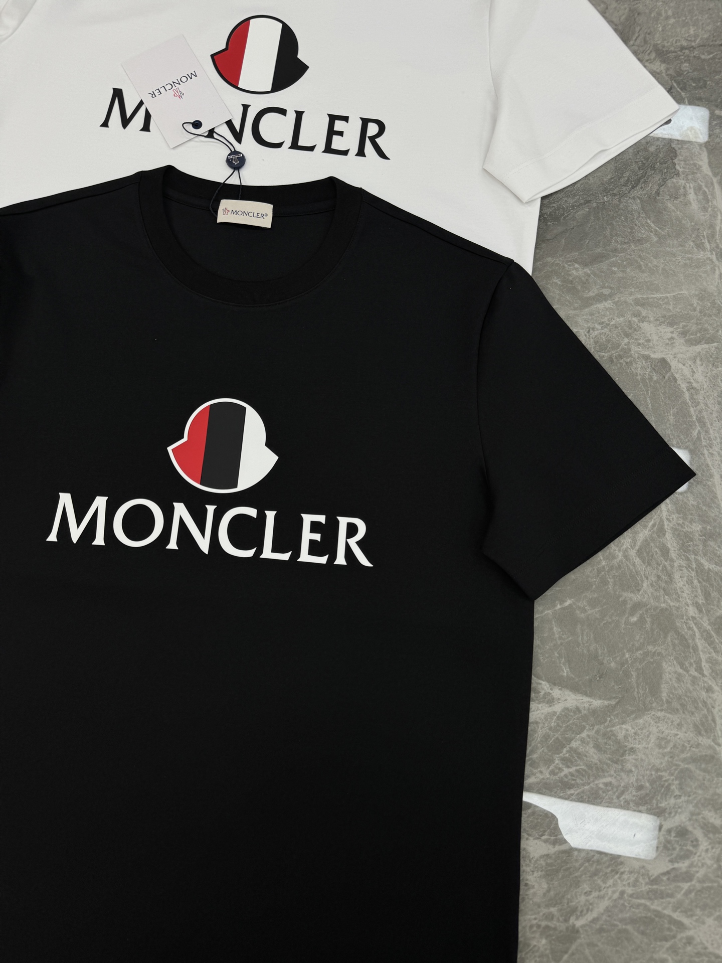 Moncler蒙口26s新款T恤.优选200g丝光棉面料.柔软透气，穿着超舒适!正面品牌字母+红白黑三色