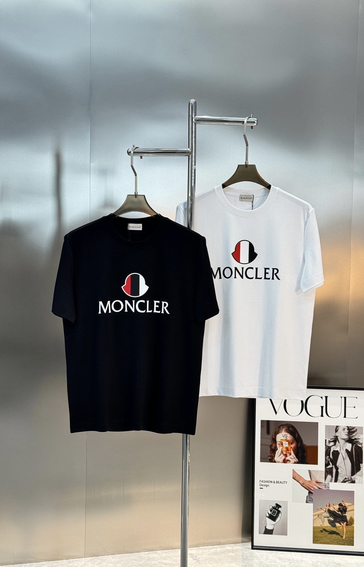 Moncler蒙口26s新款T恤.优选200g丝光棉面料.柔软透气，穿着超舒适!正面品牌字母+红白黑三色